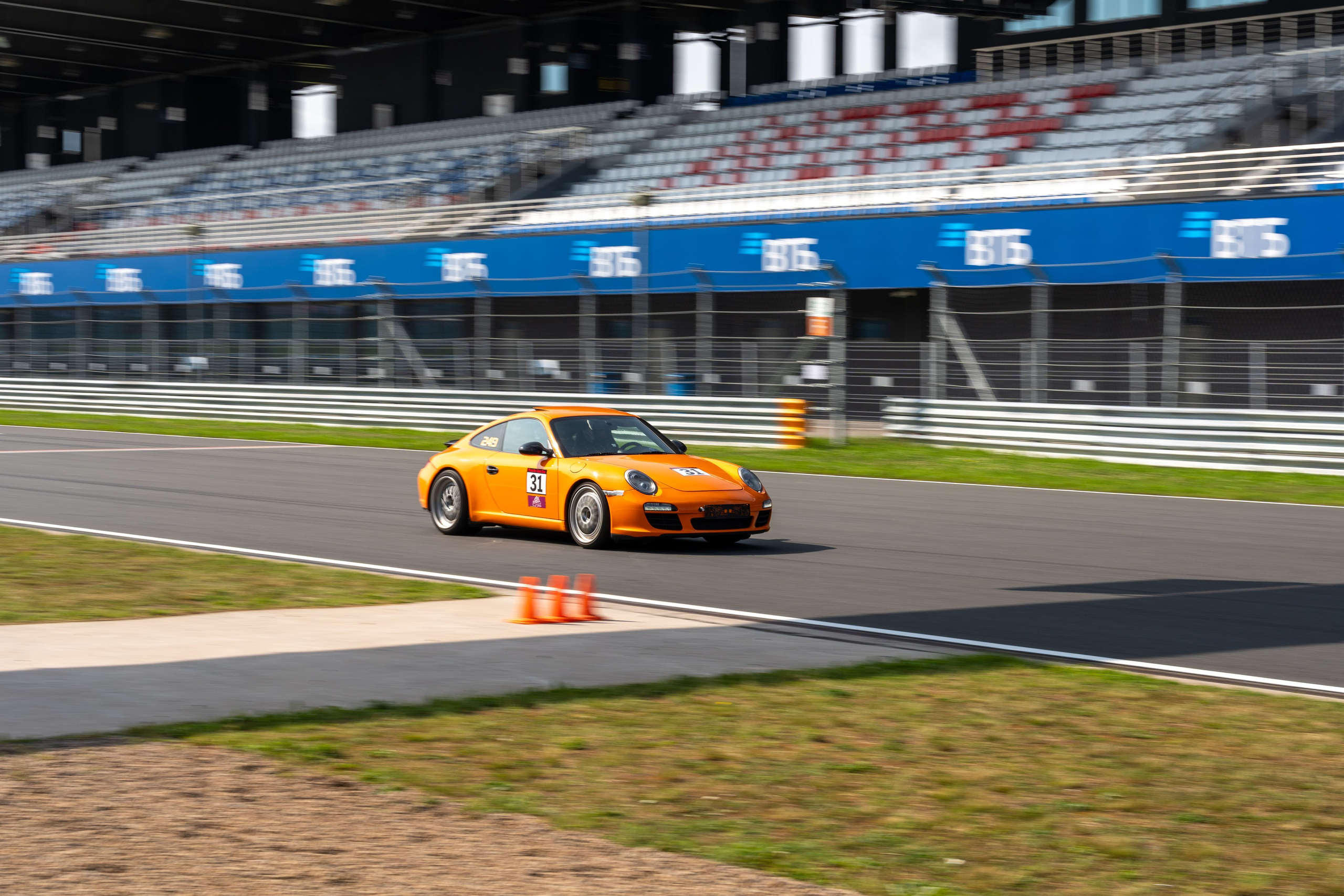 Гоночный Porsche на трассе «Игора Драйв» — спортивный фотограф Санкт-Петербург