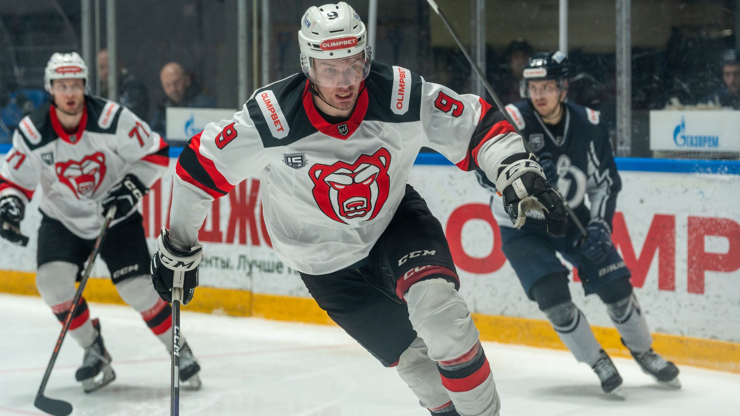 Игрок «Молота» в атаке на скорости. Репортажная спортивная фотосъёмка, динамика, эмоции, матч в Санкт-Петербурге.