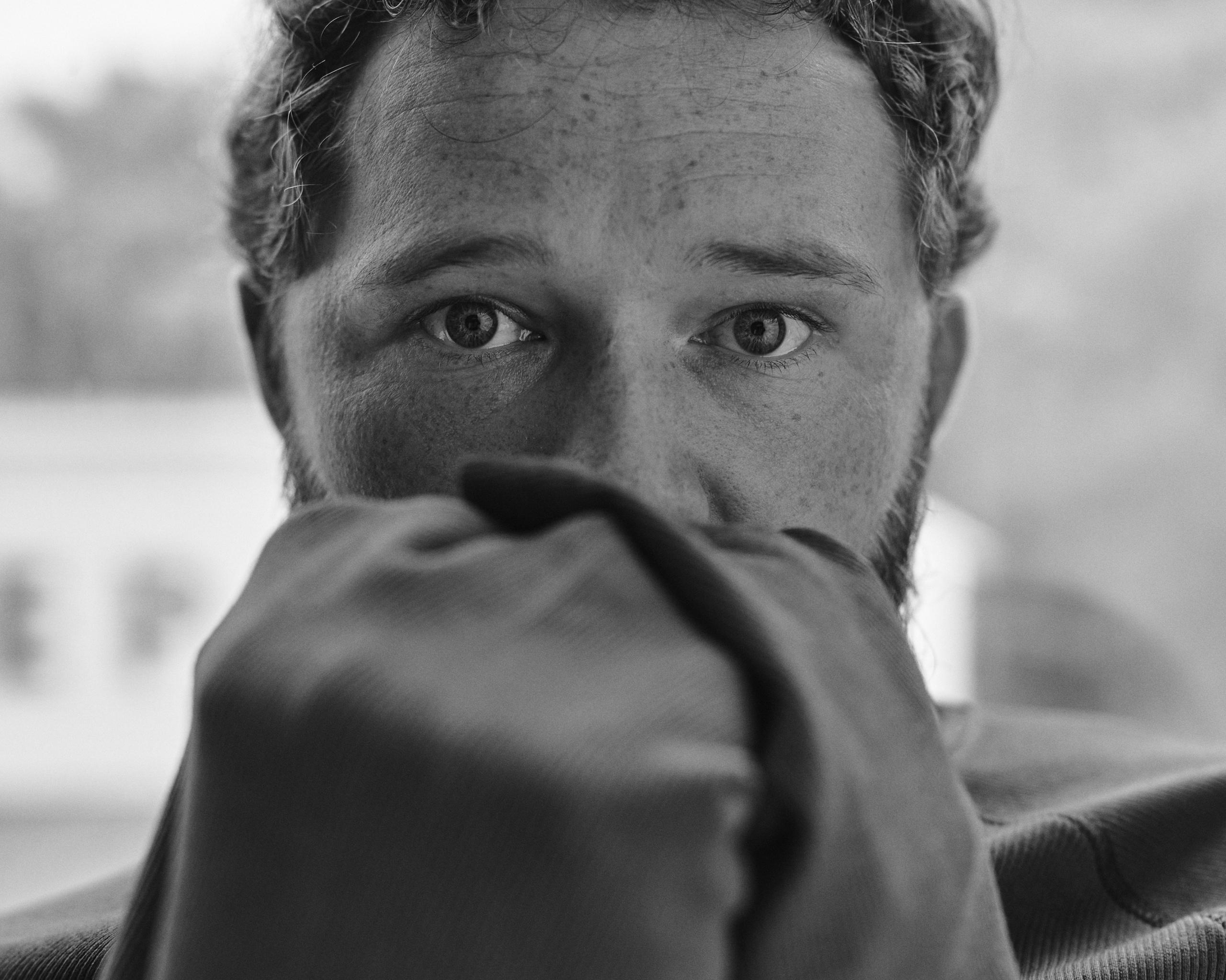 глубокий черно-белый портрет мужчины крупным планом