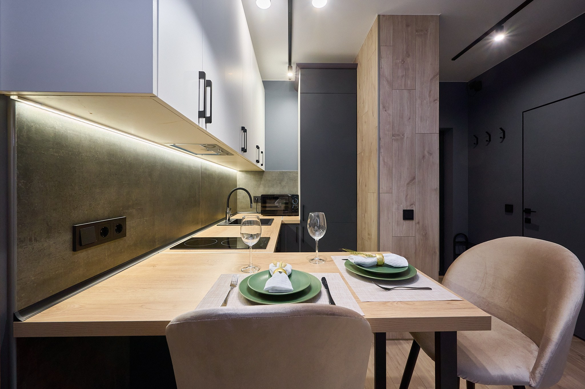 кухня белые полки деревянный стол стулья 