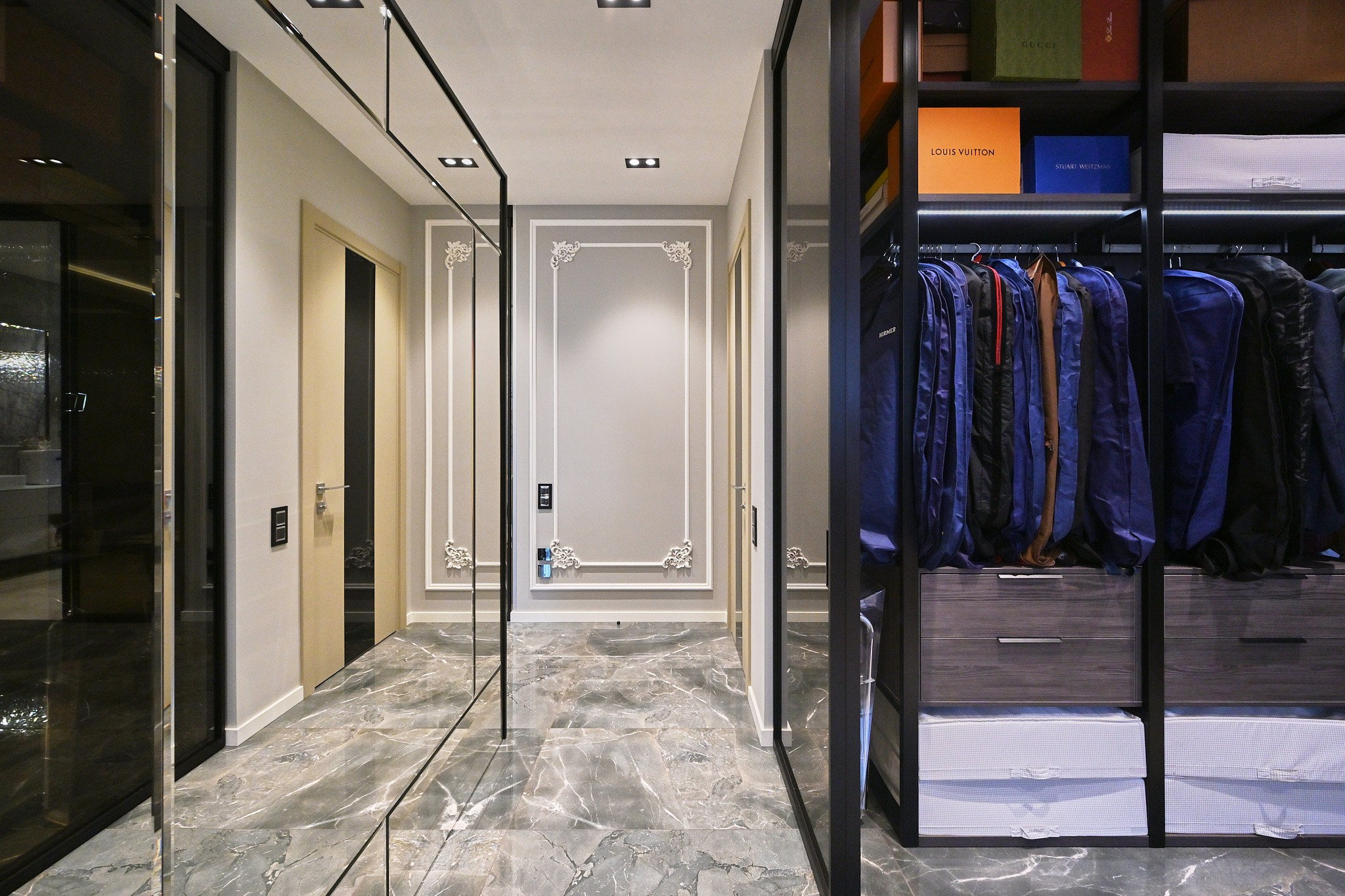 один большой зеркальный шкаф второй черный 