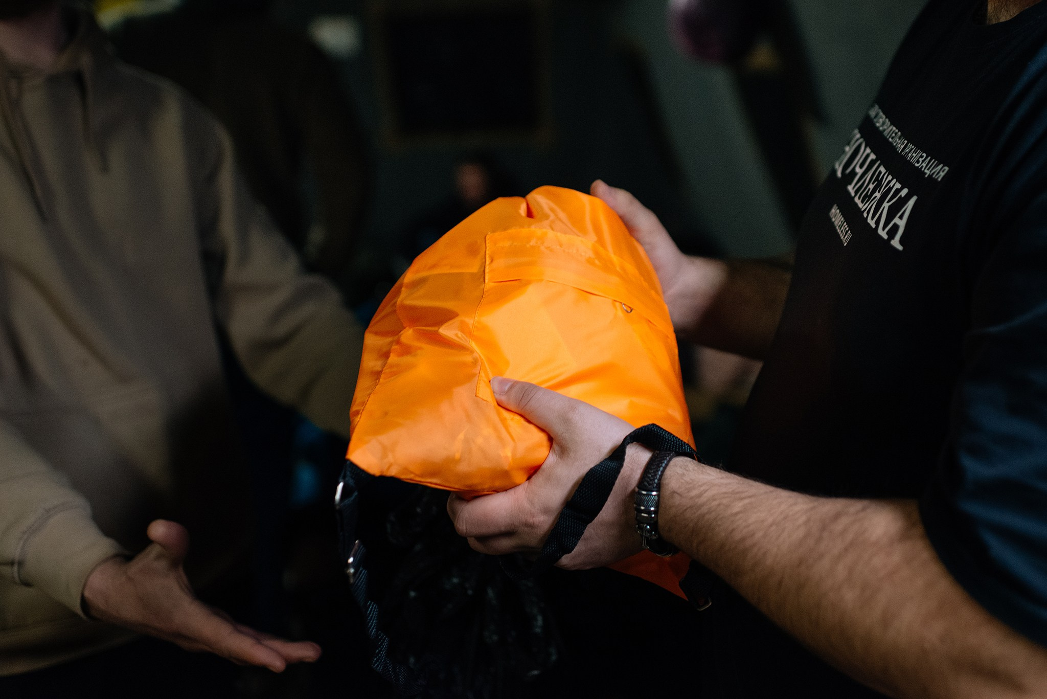 Выдача подарков в Пункте обогрева и Ночном приюте. Репортажный фотограф в Санкт-Петербурге Анастасия Клёпова