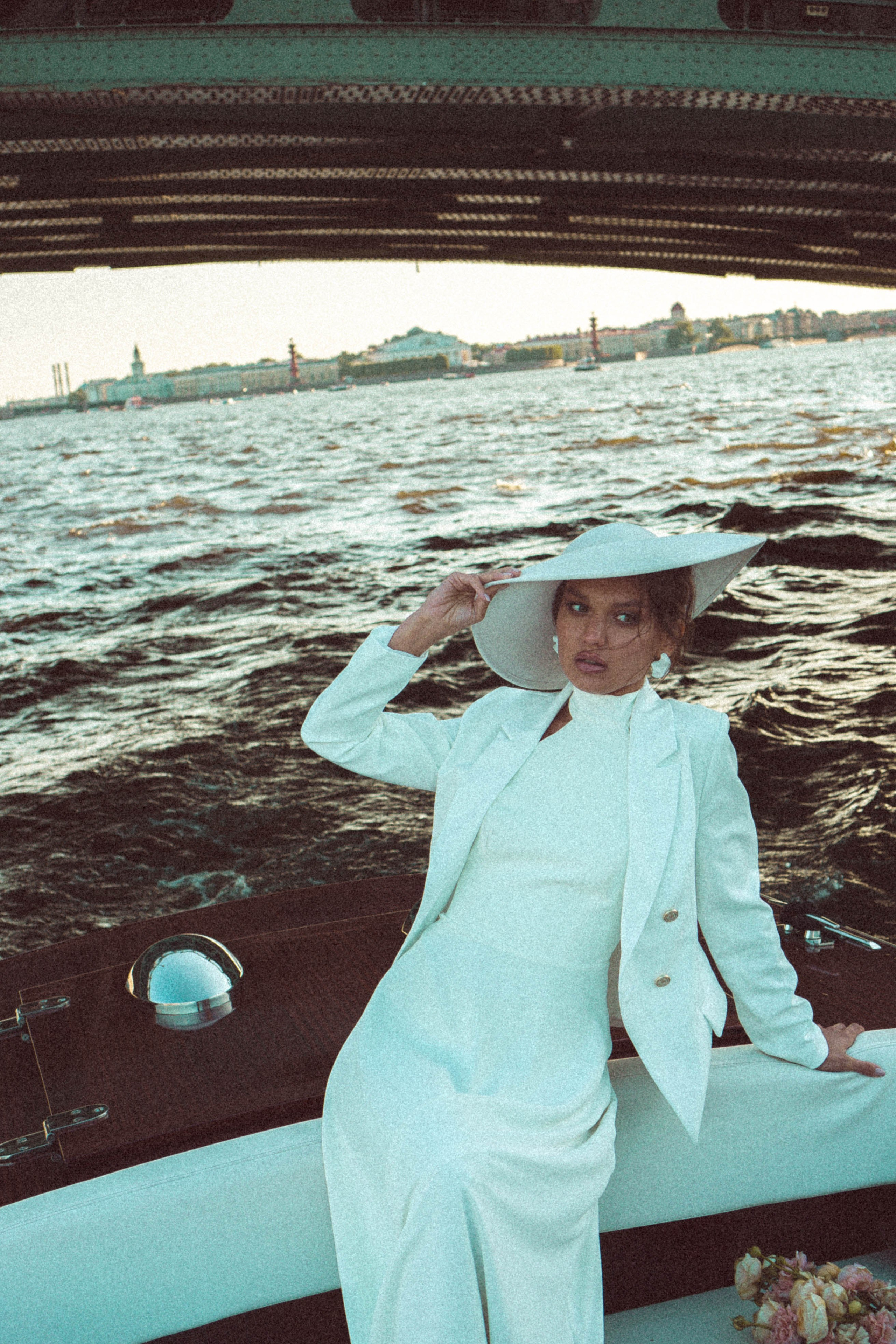 СВАДЕНБНАЯ СЬЕМКА НА КАТЕРЕ ПО КАНАЛАМ САНКТ-ПЕТЕРБУРГА И В АКВАТОРИИ НЕВЫ. Профессиональный фотограф, Санкт-Петербург — Виктория Богомолова