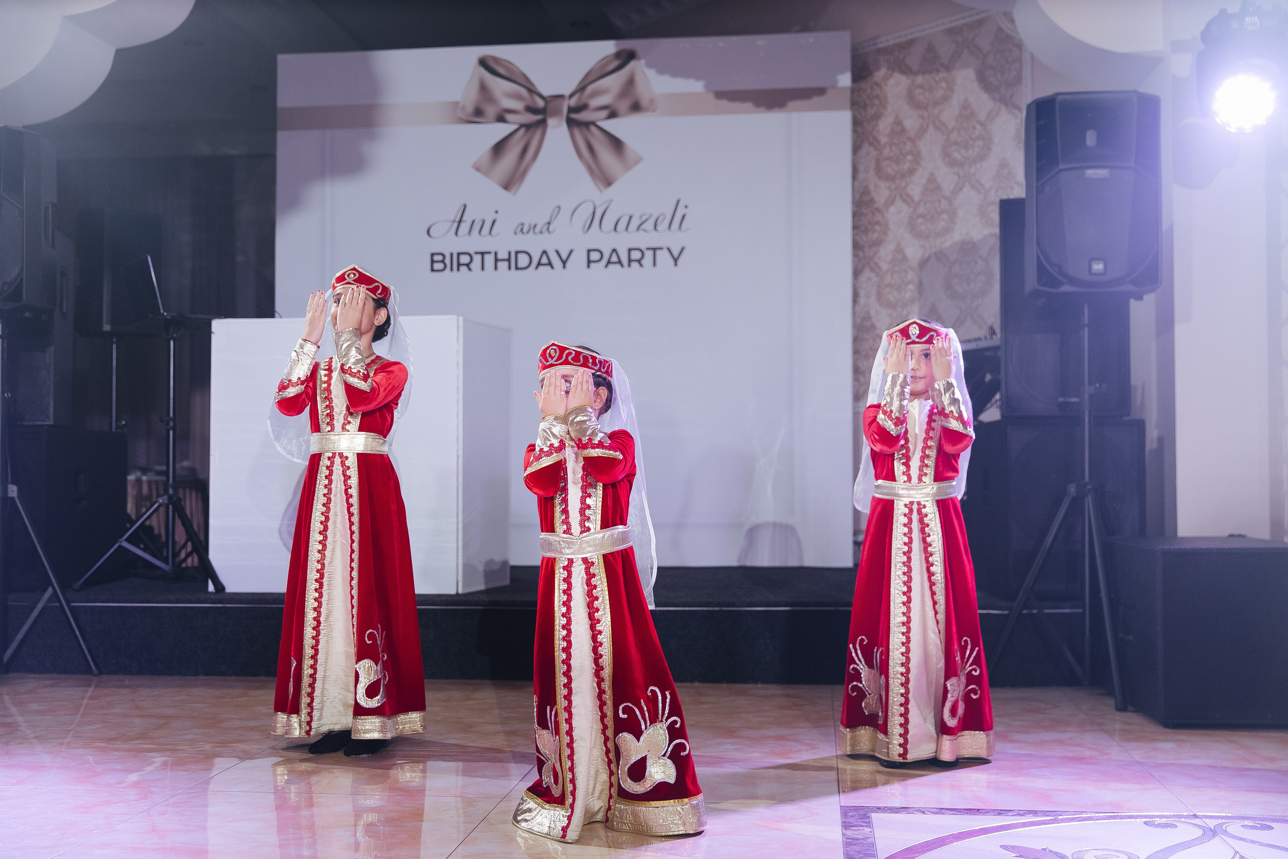 Ани и Назели. 35&5 День рождения, «Янтарь». Фотограф в Красноярске Надежда Воскресенская