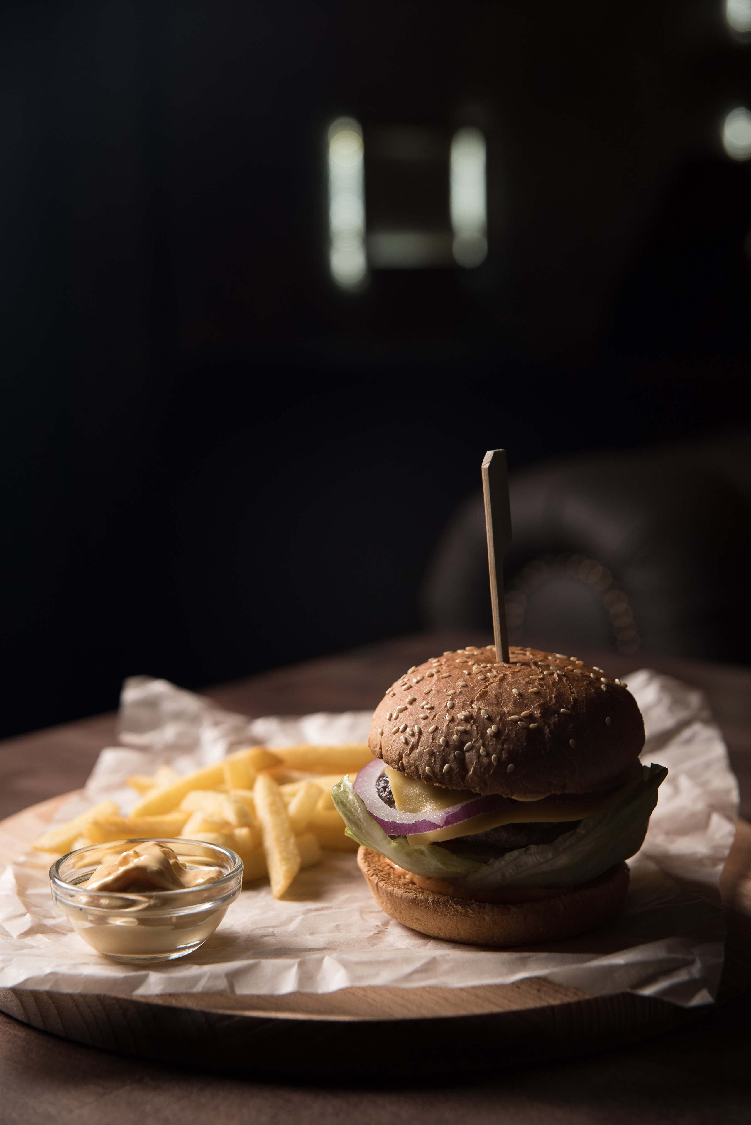 food фотограф Тимур Хабибуллин Уфа - сочный бургер с картошкой фри и соусом 