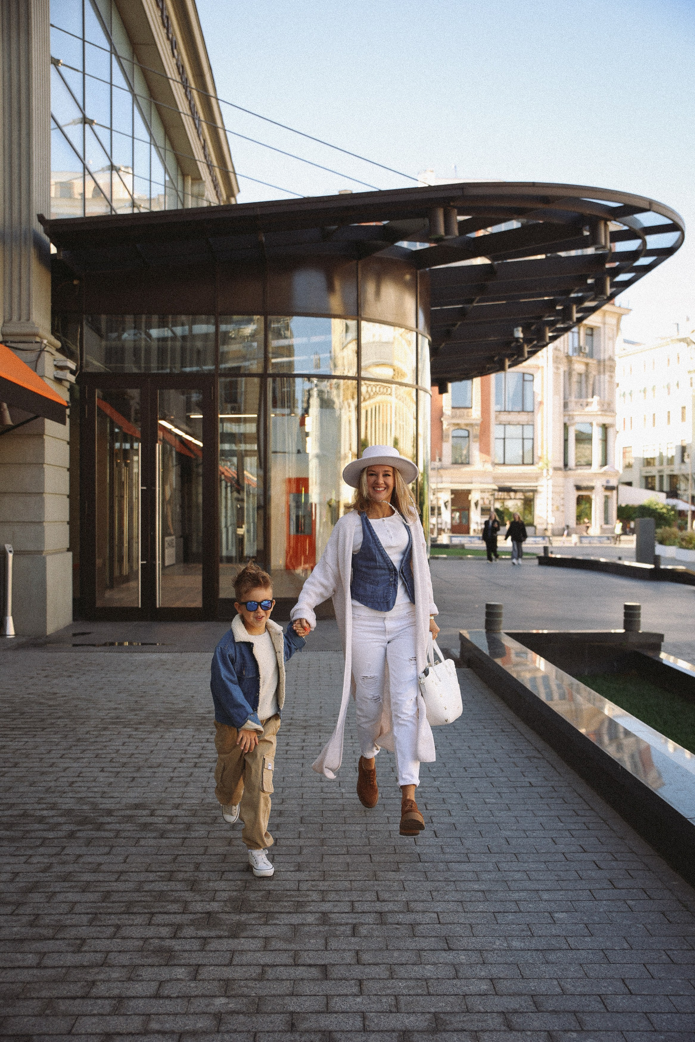 Семейная фотосессия прогулочная фотосессия в Москве. Фотограф Владимир Москва