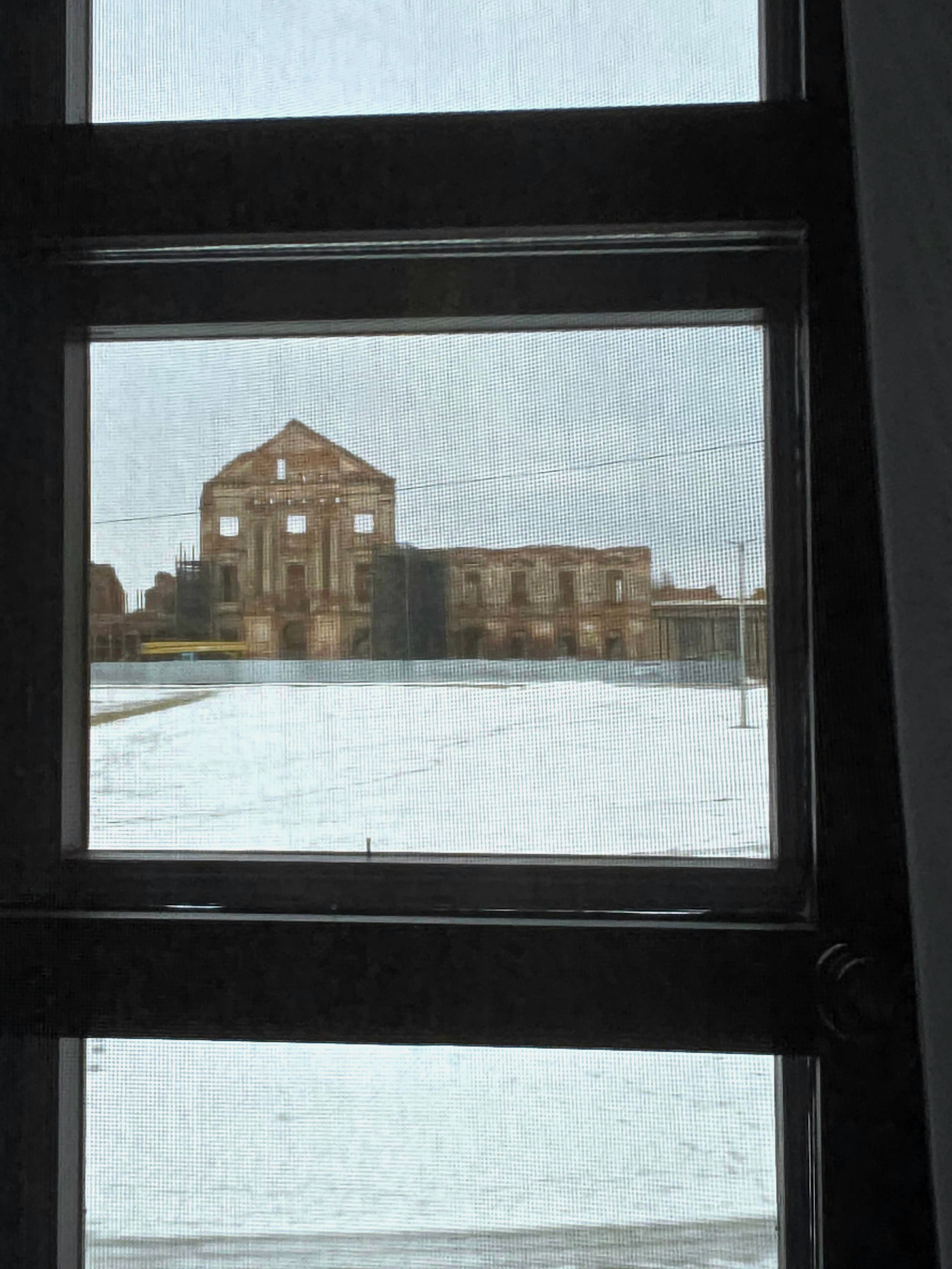 Начали работы и с главным зданием дворца - но лишь укрепление стен