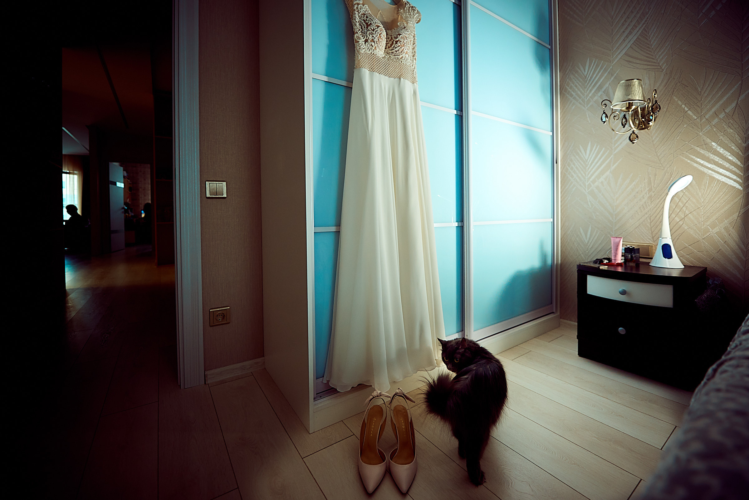 Свадебные фото у озера на природе Сургут