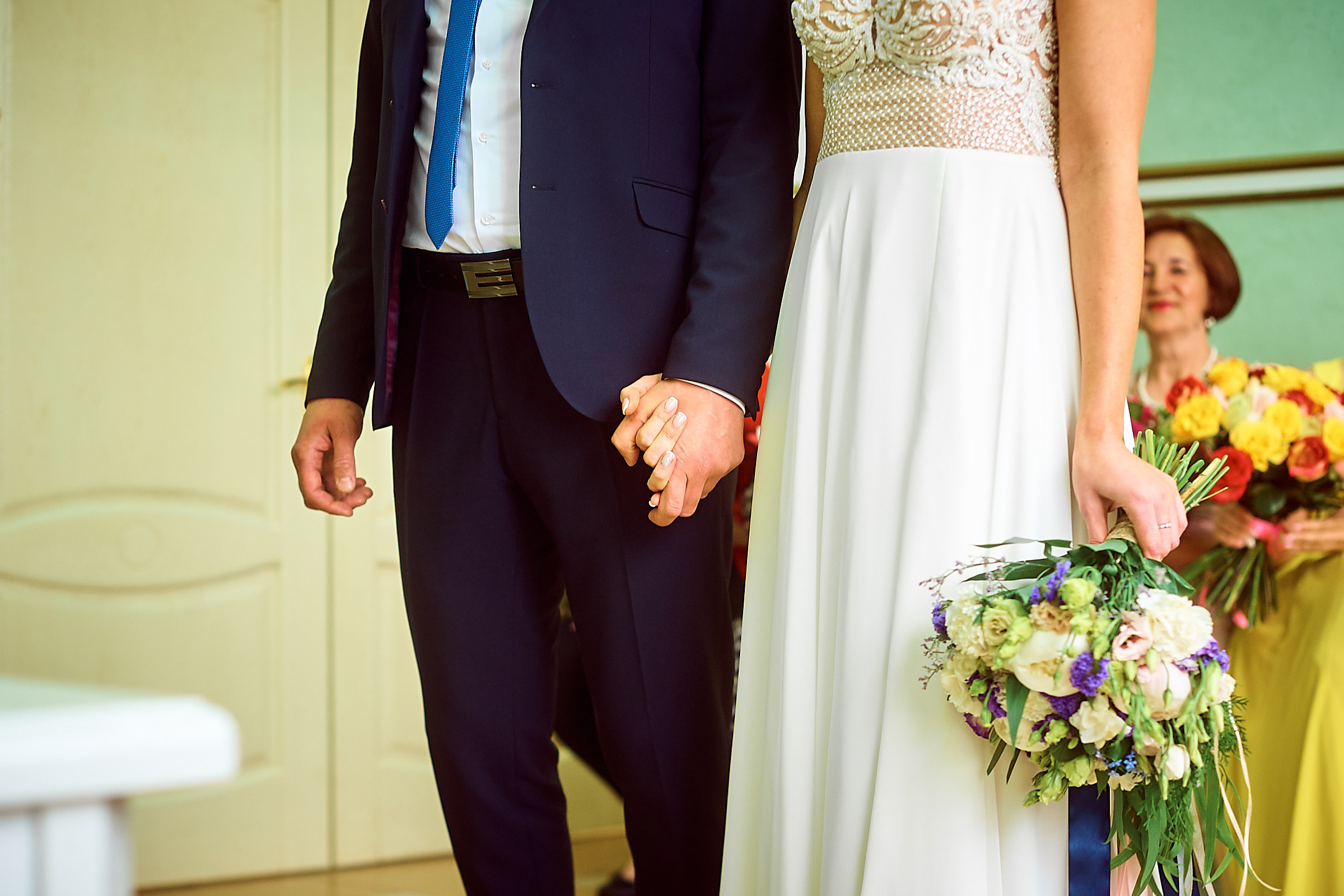 Свадебные фото у озера на природе Сургут