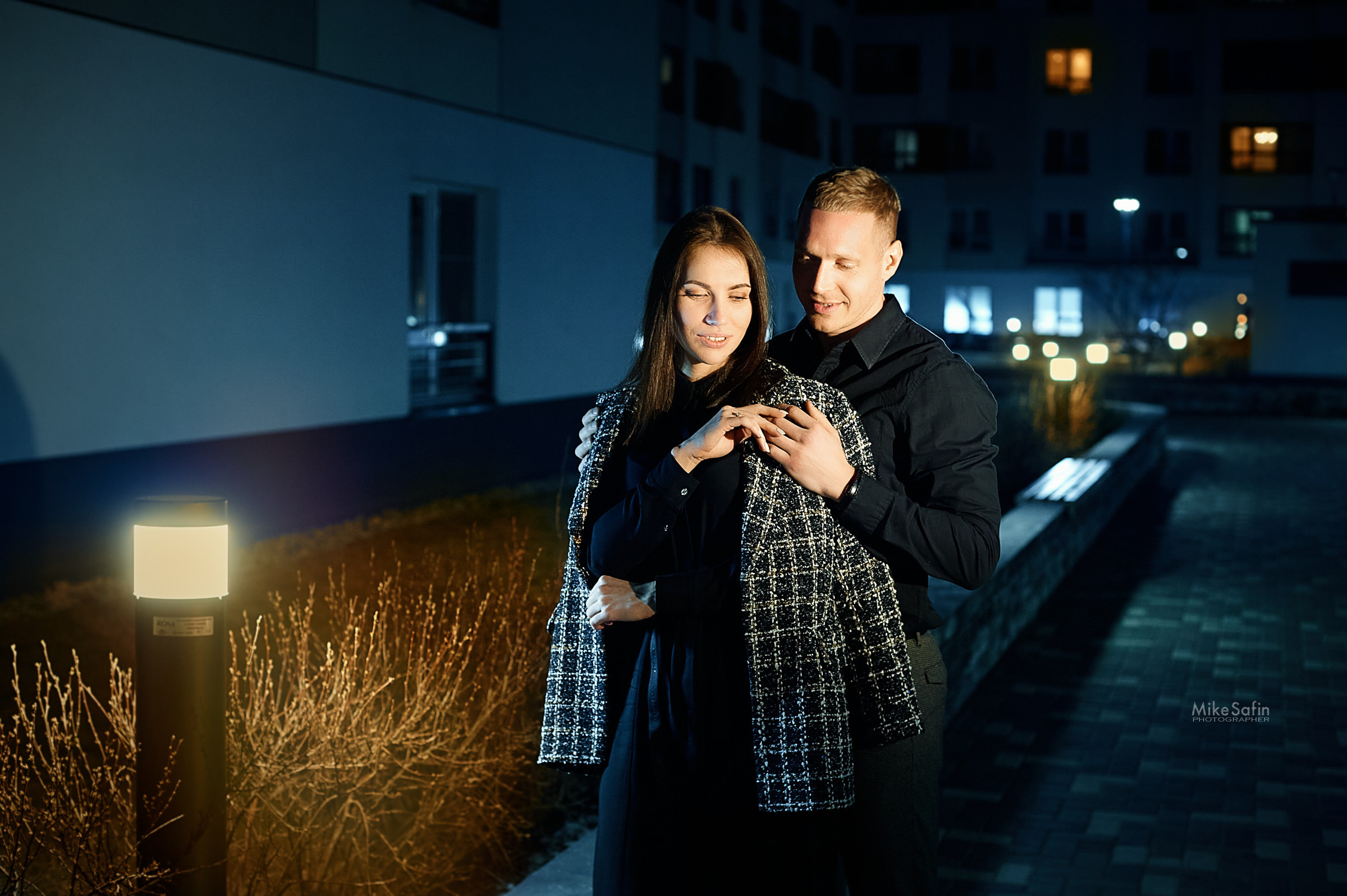 Городское лавстори вечером под фонарями