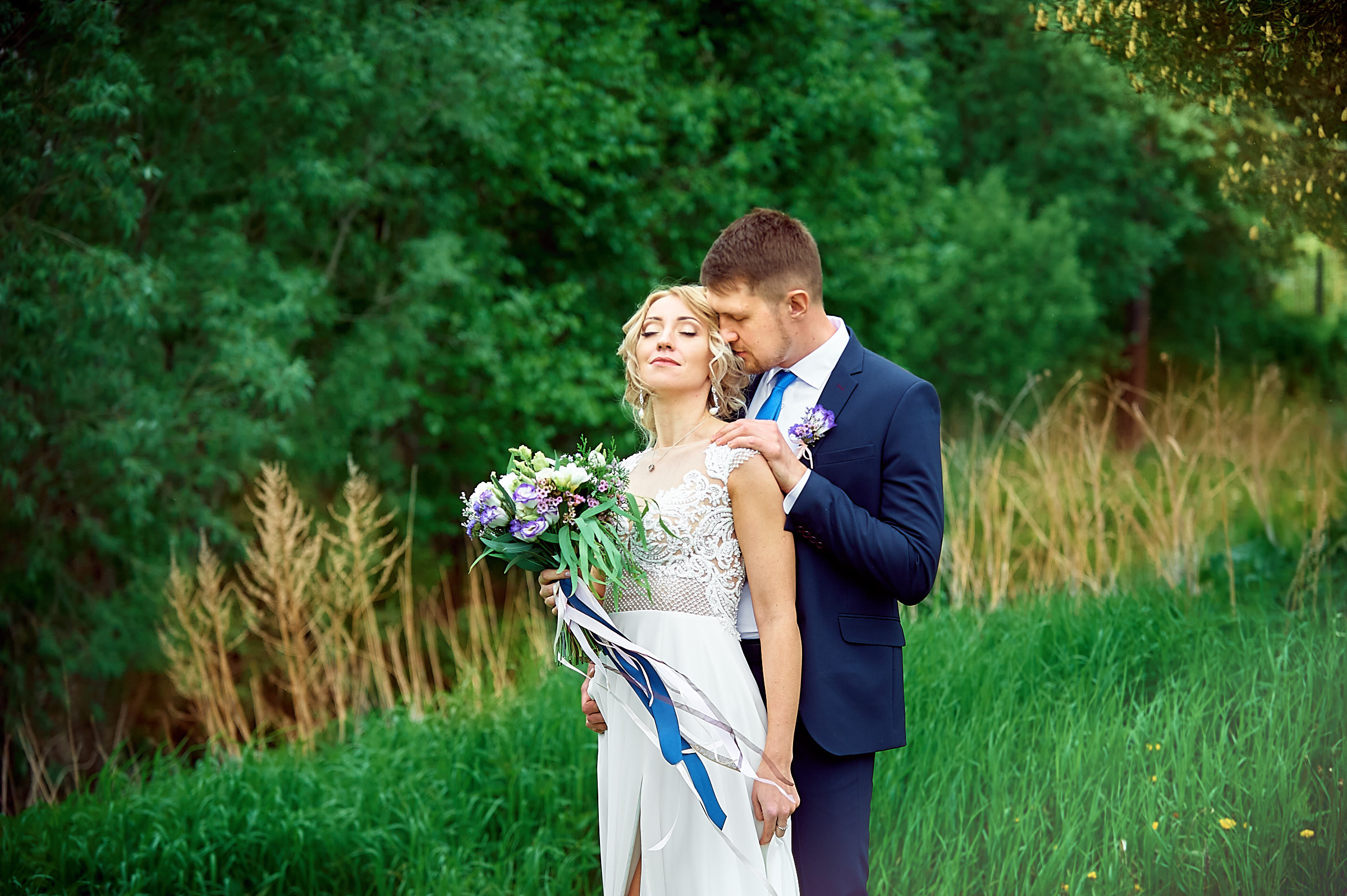 Свадебные фото у озера на природе Сургут