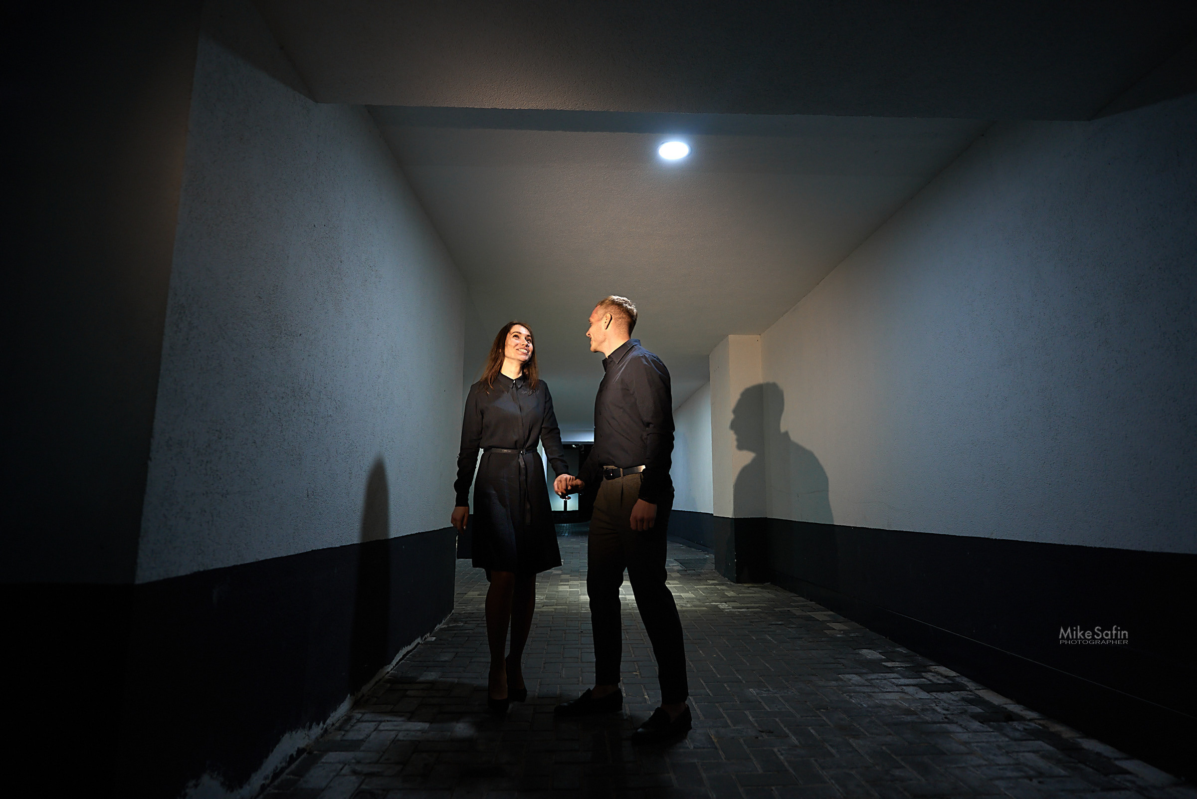 Городское лавстори вечером под фонарями