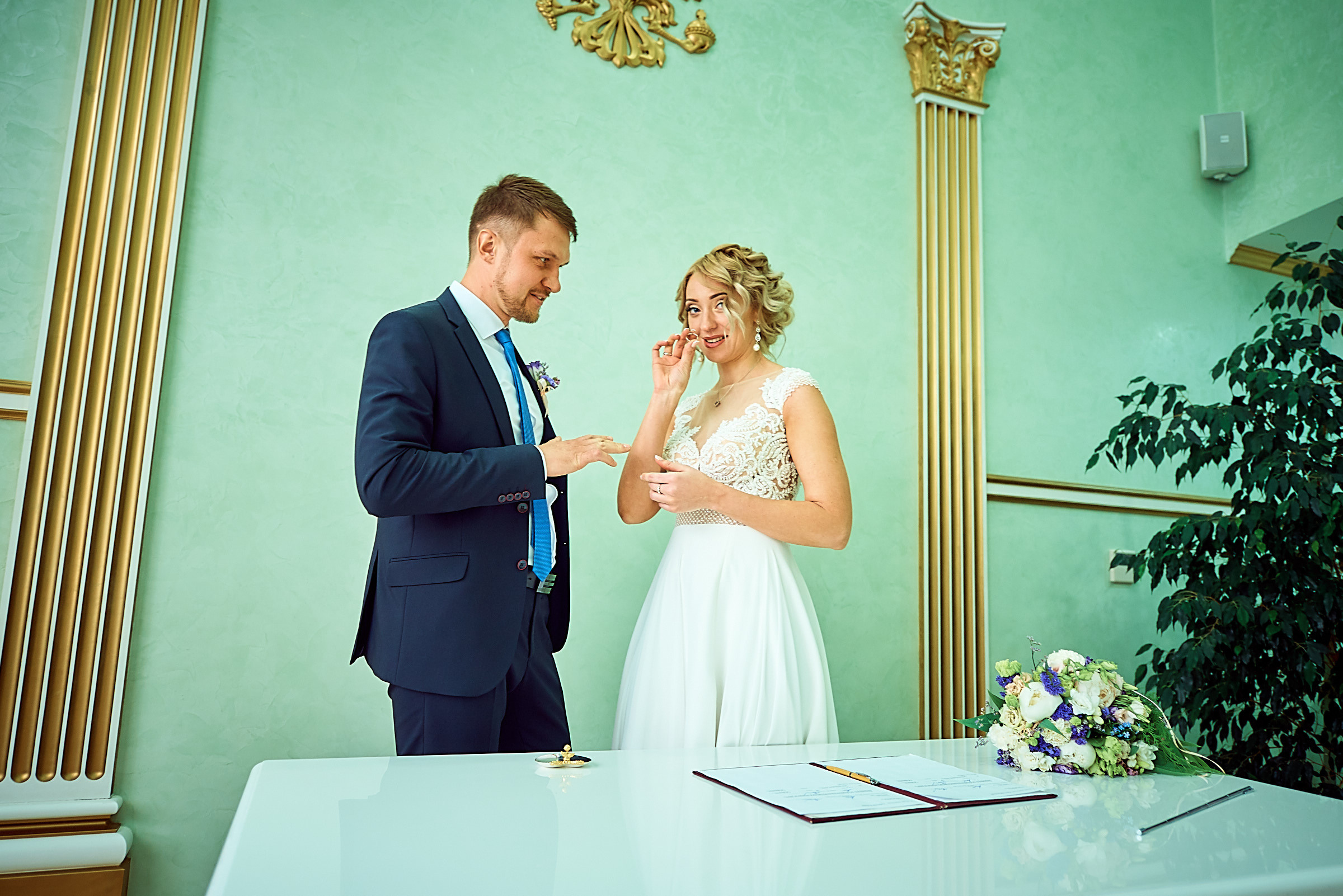 Свадебные фото у озера на природе Сургут