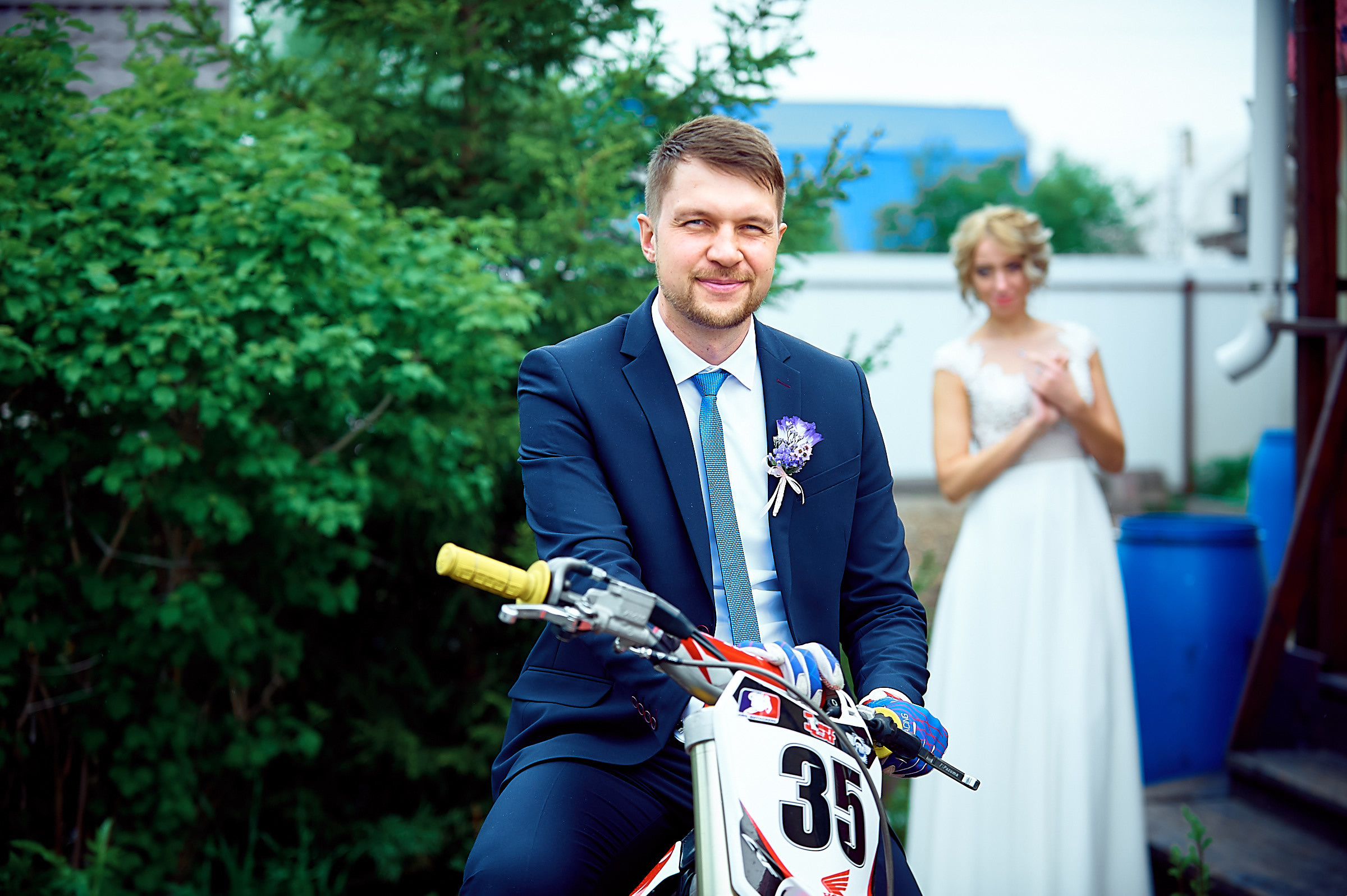 Свадебные фото у озера на природе Сургут