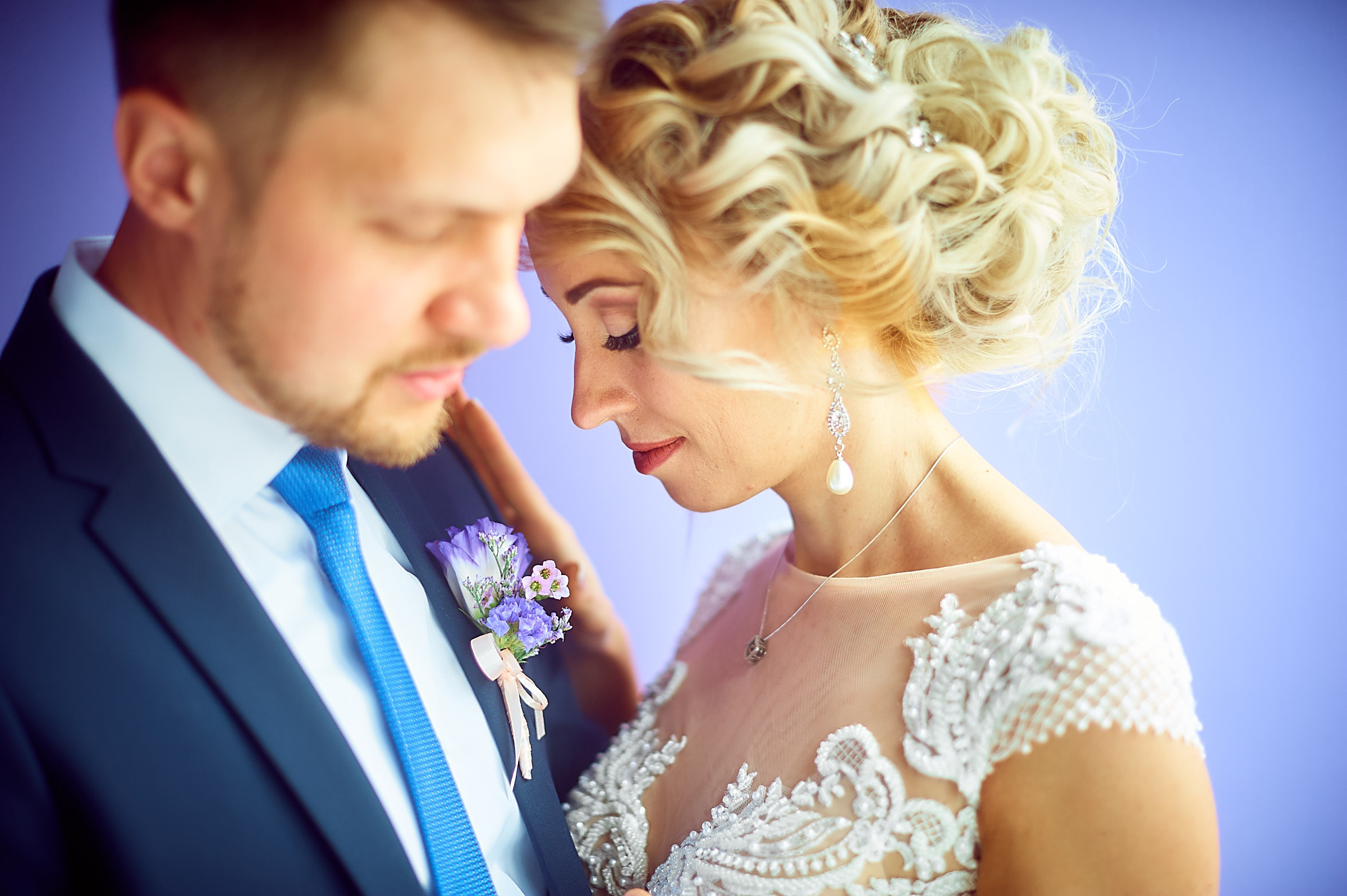 Свадебные фото у озера на природе Сургут