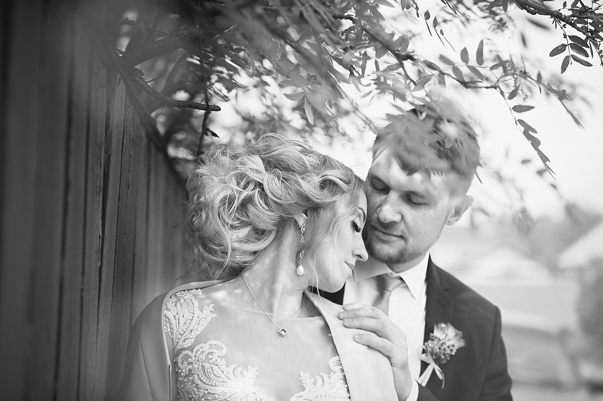 Свадебные фото у озера на природе Сургут