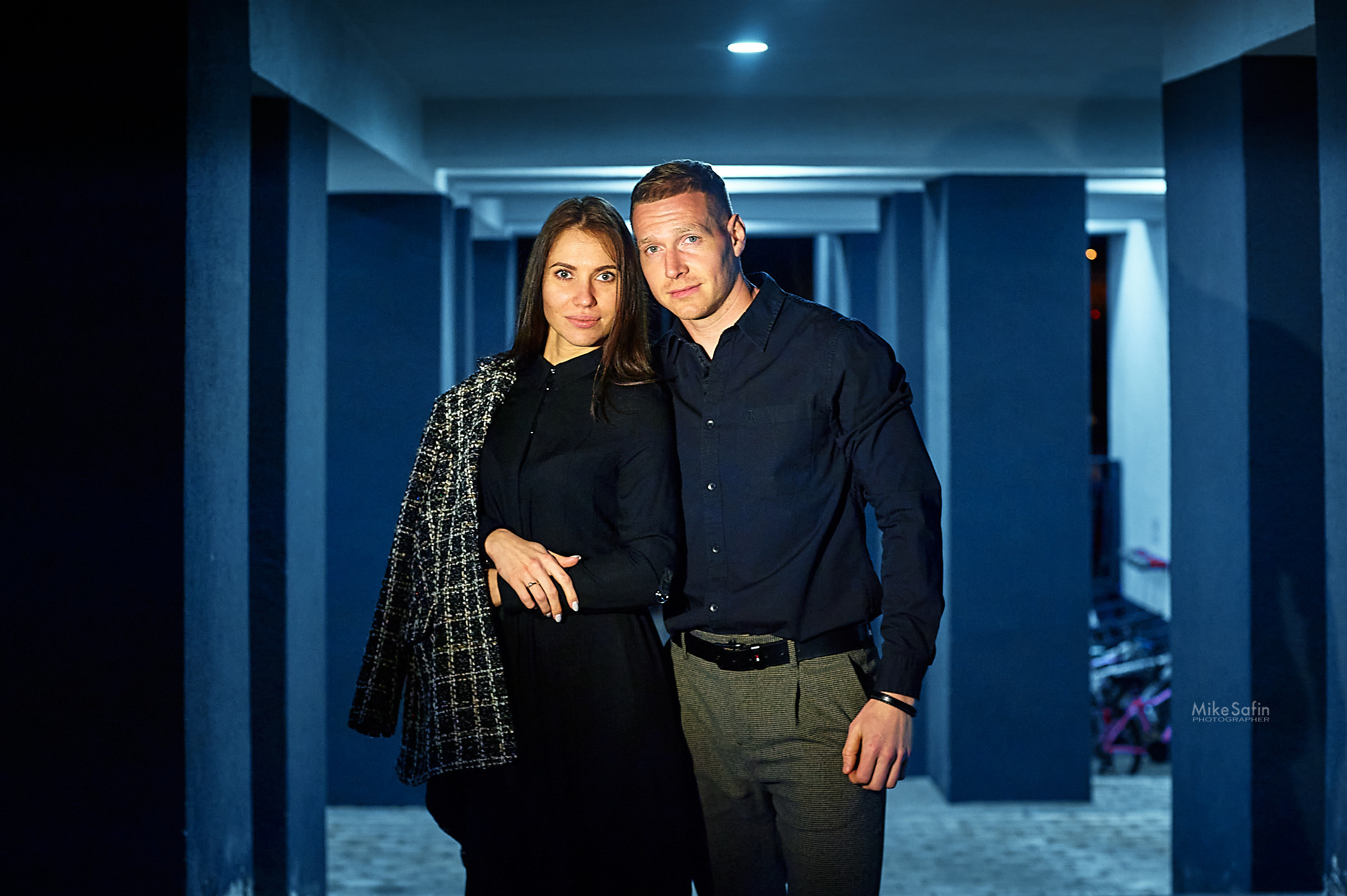 Городское лавстори вечером под фонарями