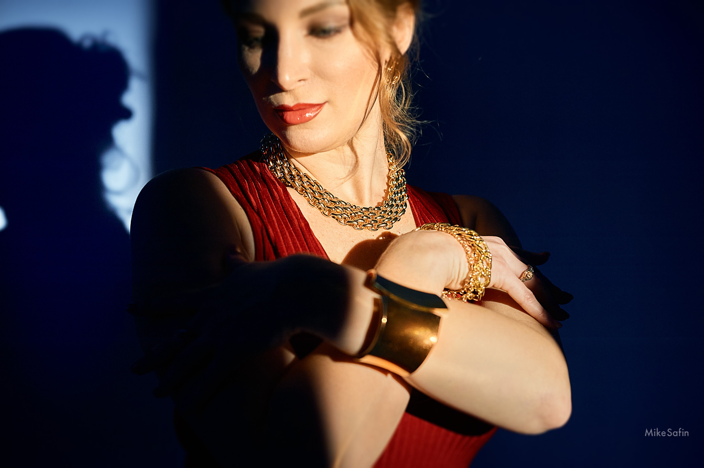 Фото бижутерии на девушке в студии для интернет-магазина маркетплейса