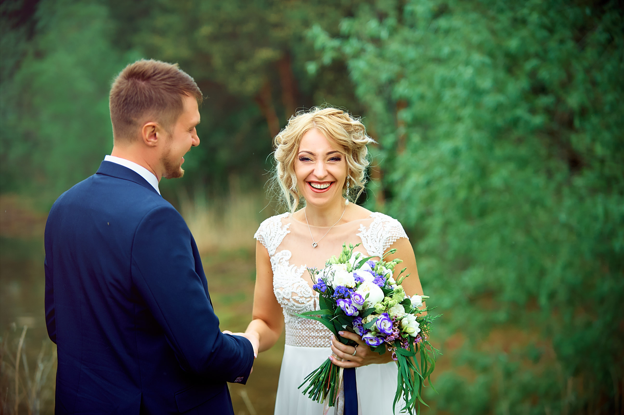 Свадебные фото у озера на природе Сургут