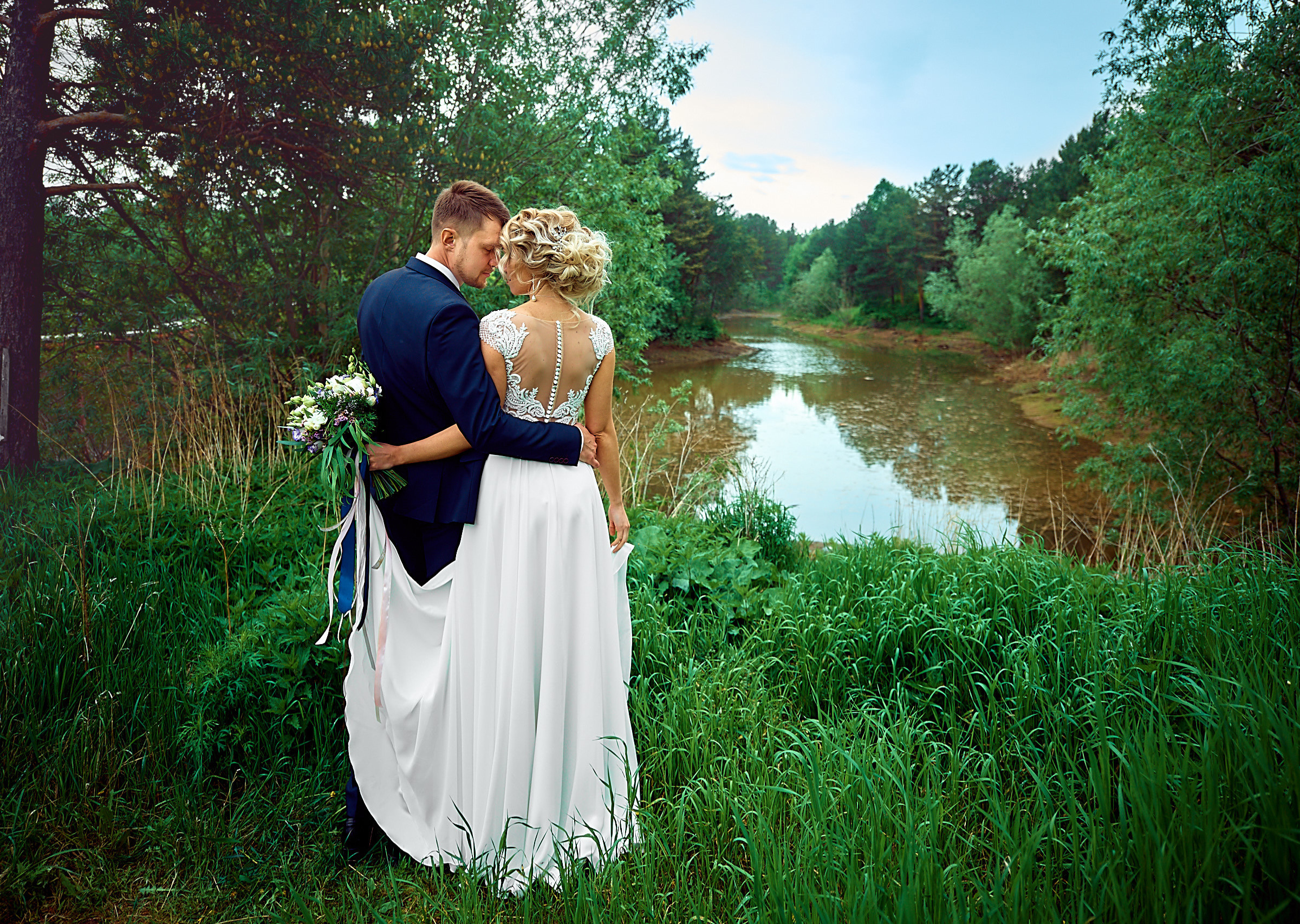 Свадебные фото у озера на природе Сургут