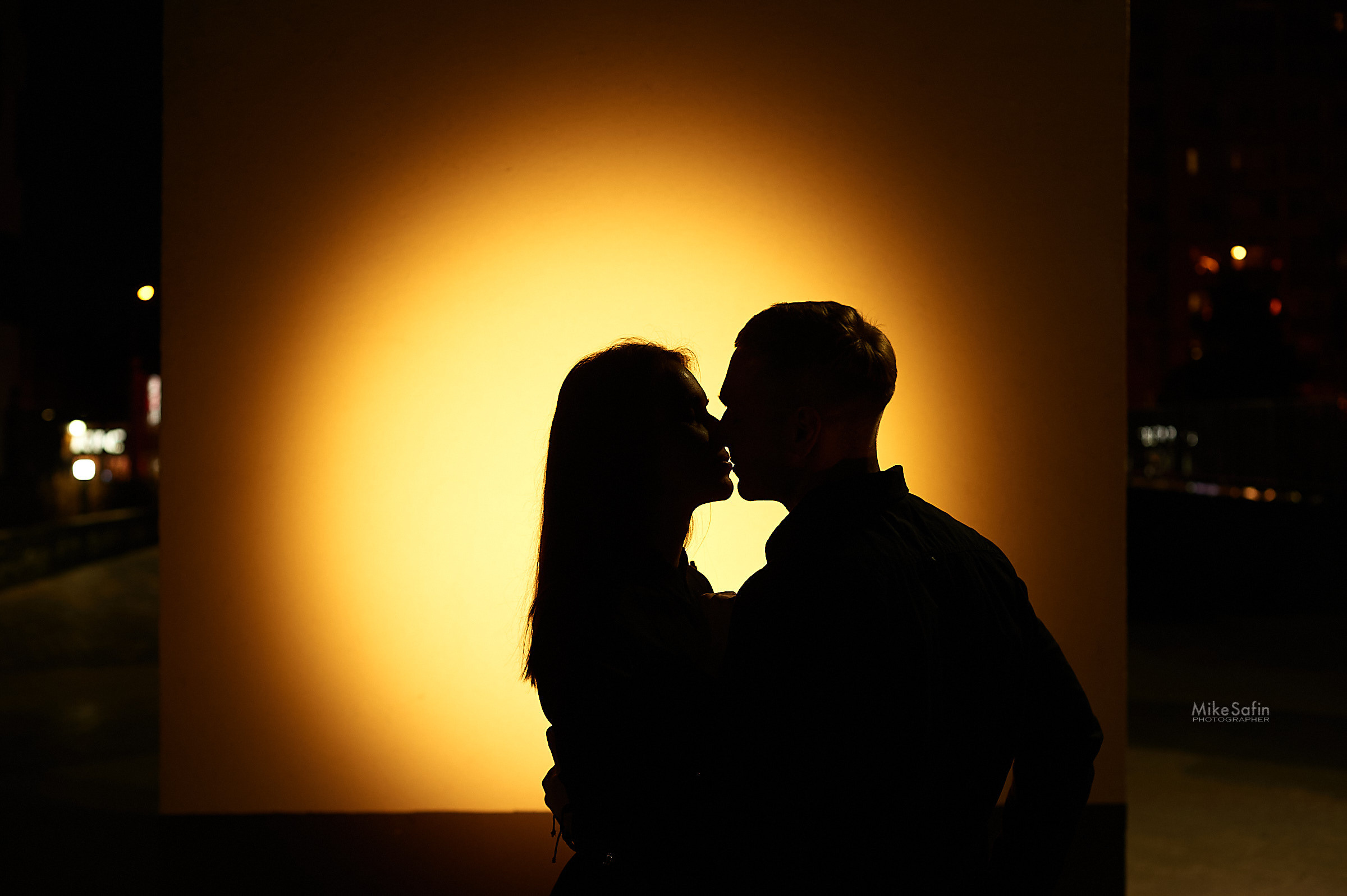 Городское лавстори вечером под фонарями