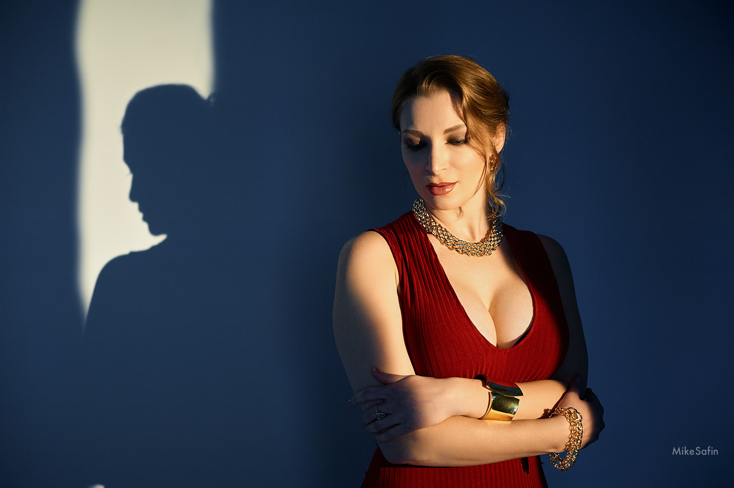 Фото бижутерии на девушке в студии для интернет-магазина маркетплейса