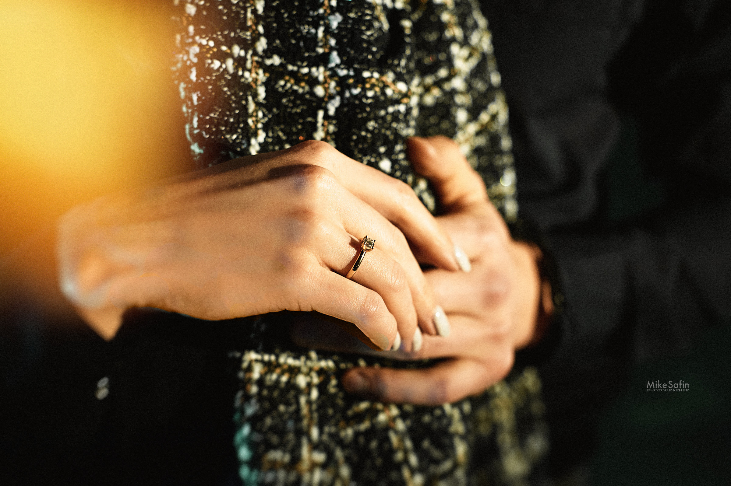 Городское лавстори вечером под фонарями