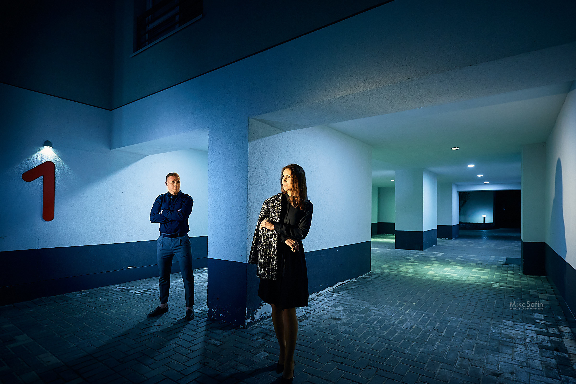 Городское лавстори вечером под фонарями