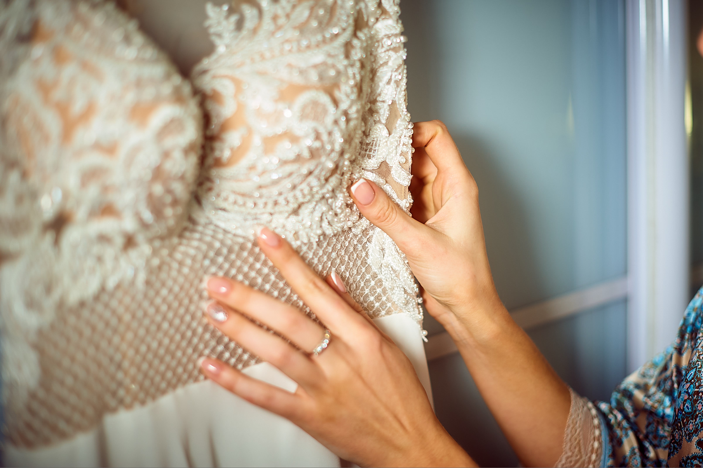 Свадебные фото у озера на природе Сургут