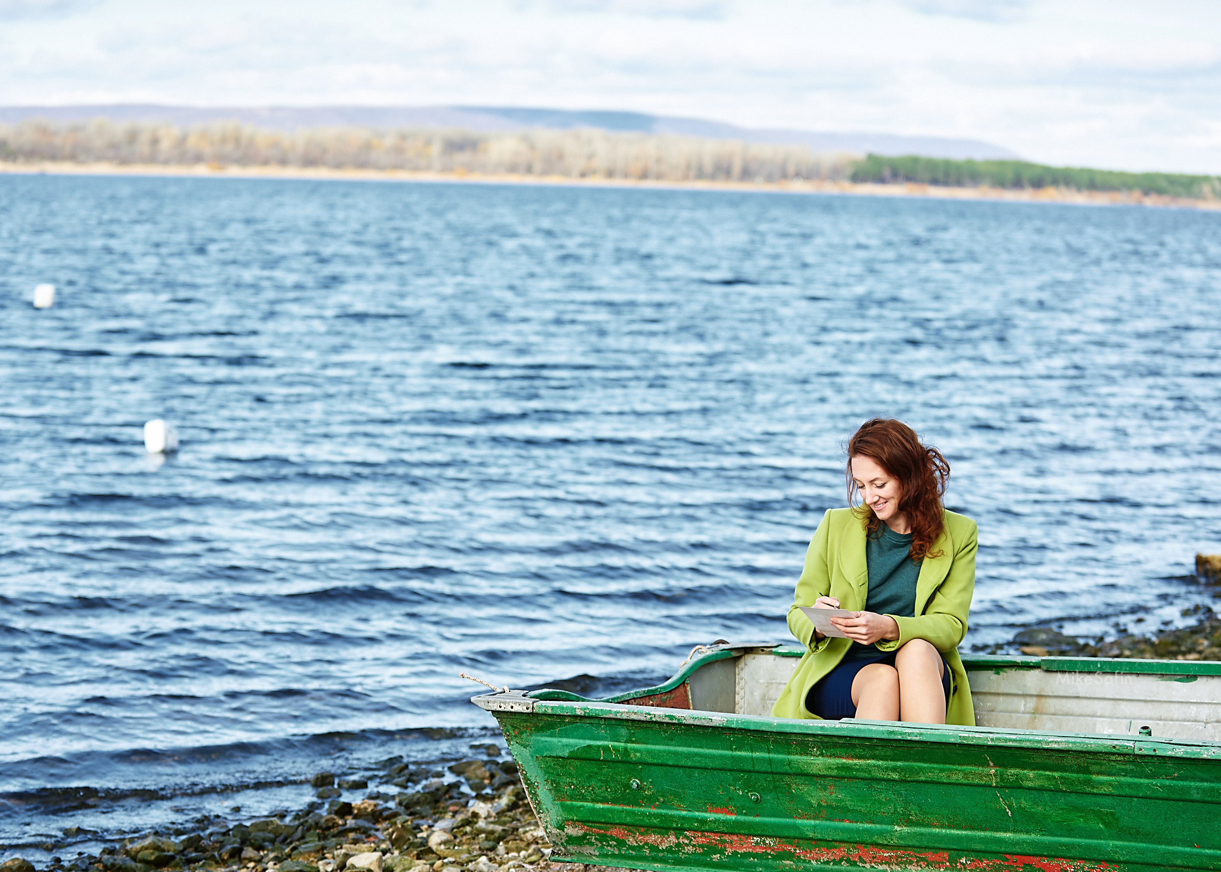 Прогулочная фотосессия осенью на берегу руки