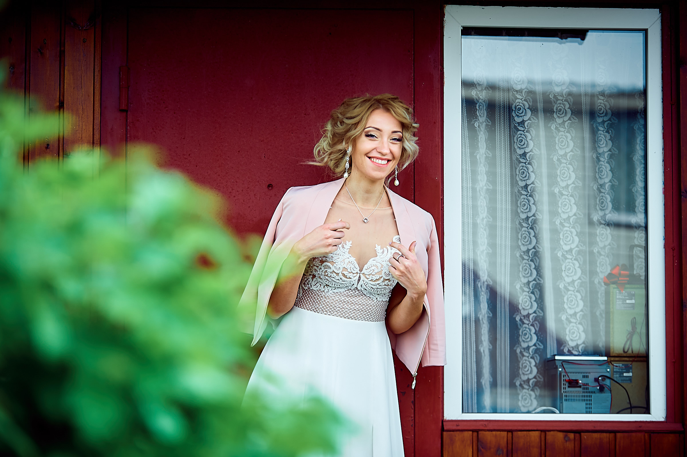 Свадебные фото у озера на природе Сургут