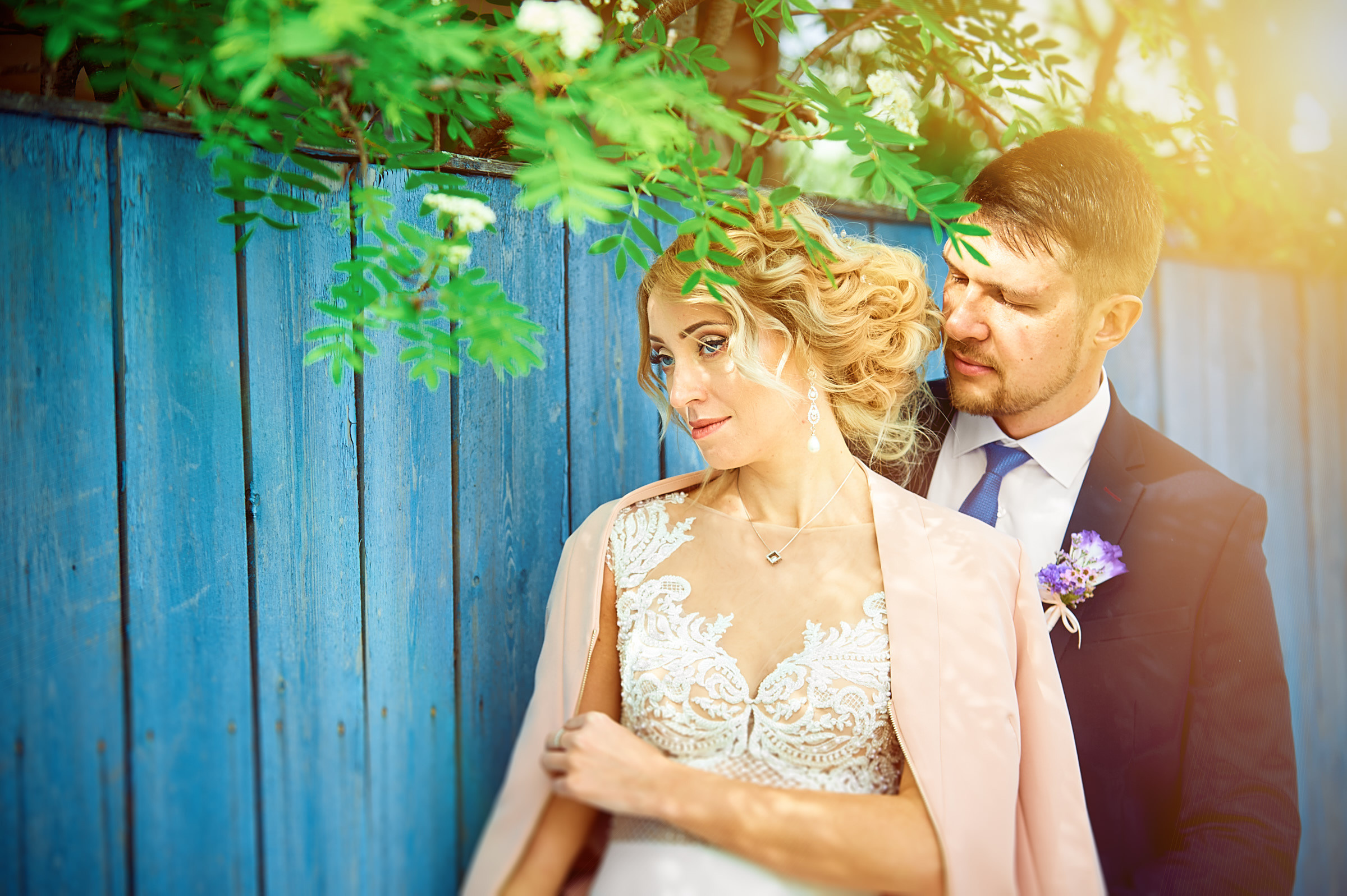 Свадебные фото у озера на природе Сургут