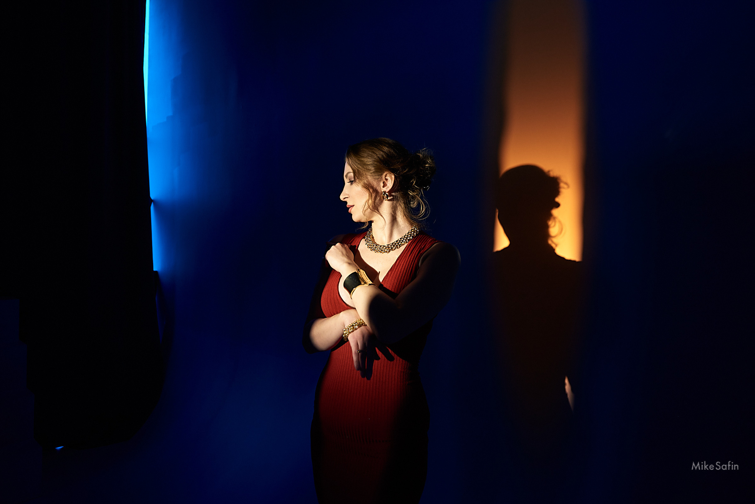 Фото бижутерии на девушке в студии для интернет-магазина маркетплейса