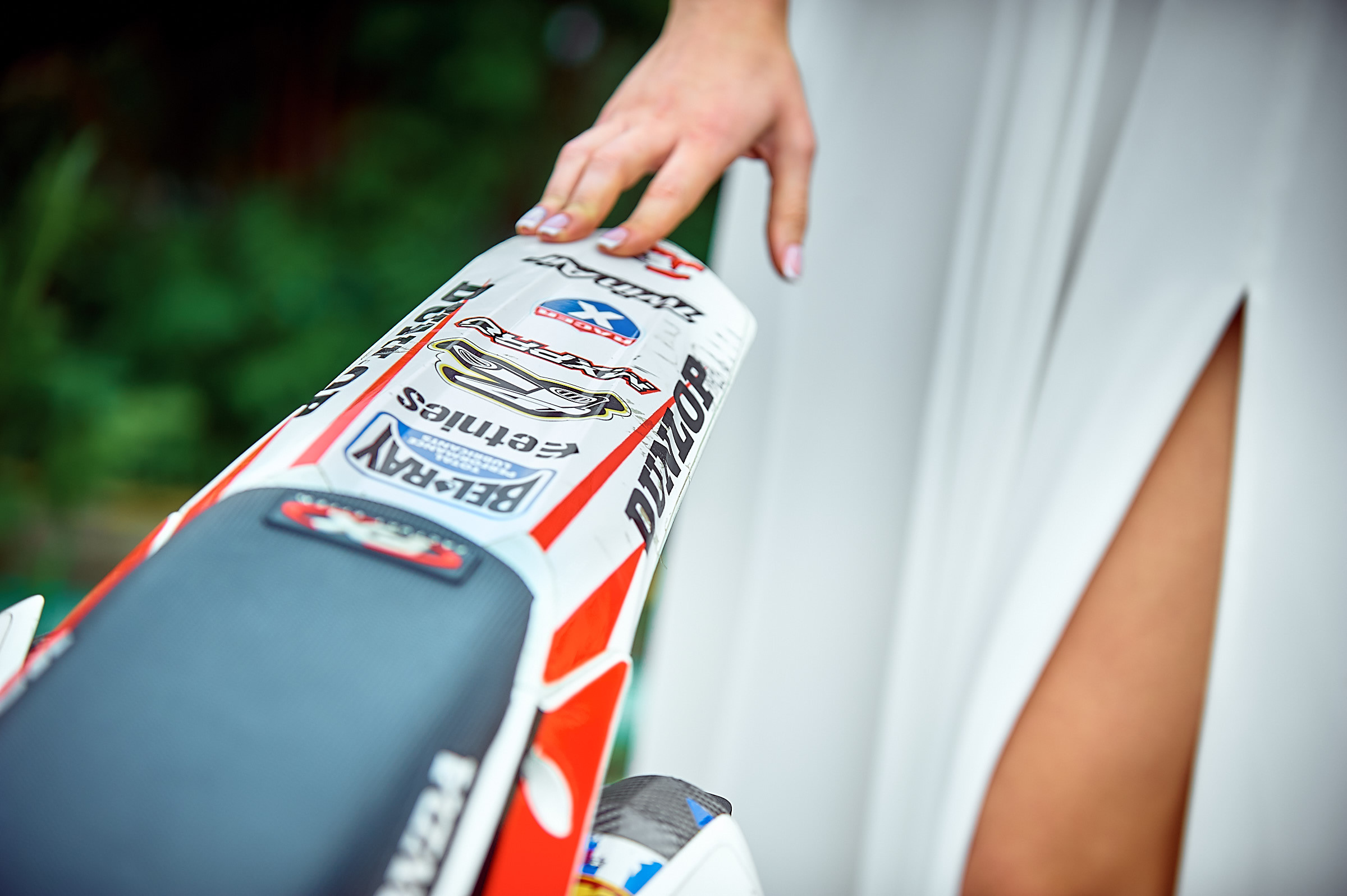 Свадебные фото у озера на природе Сургут