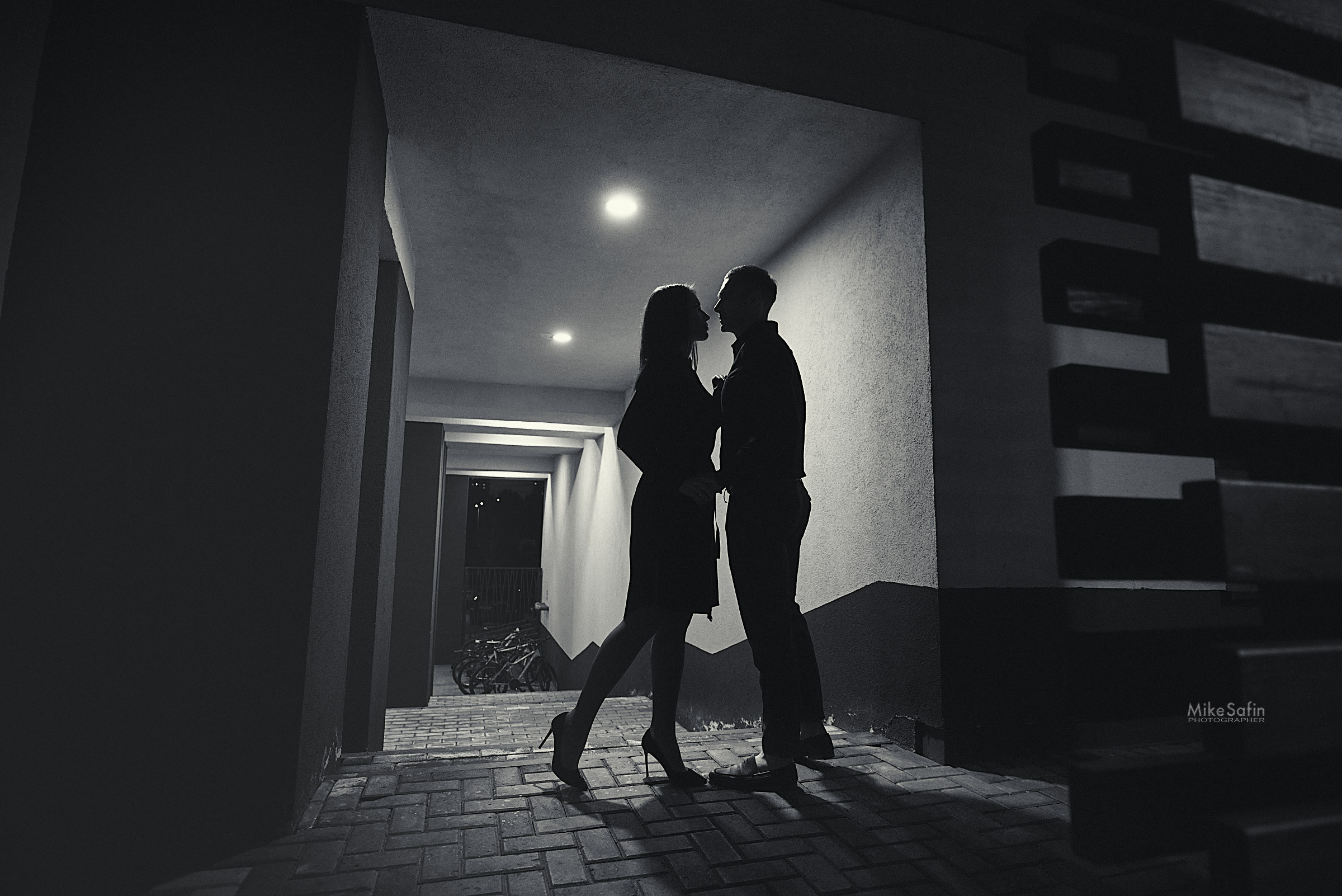 Городское лавстори вечером под фонарями