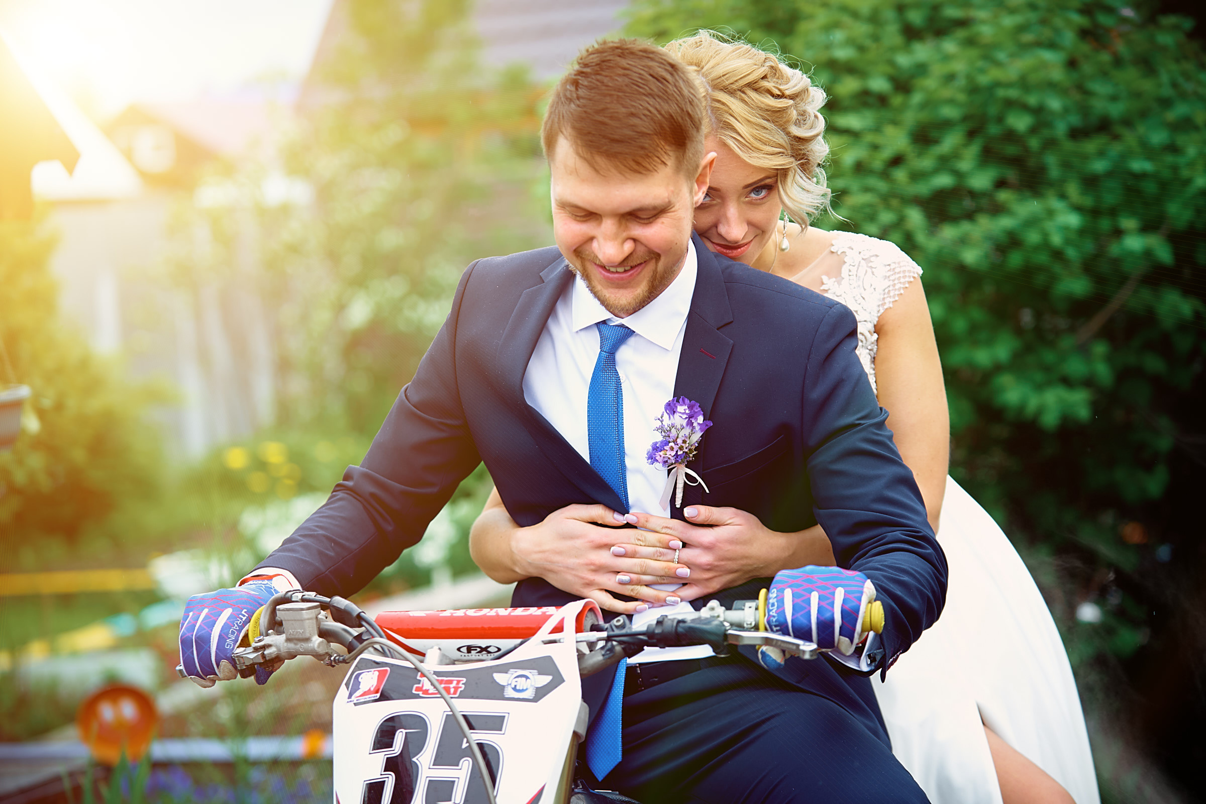 Свадебные фото у озера на природе Сургут