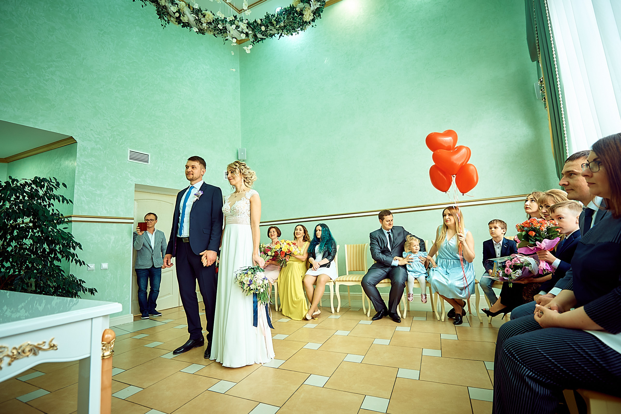 Свадебные фото у озера на природе Сургут