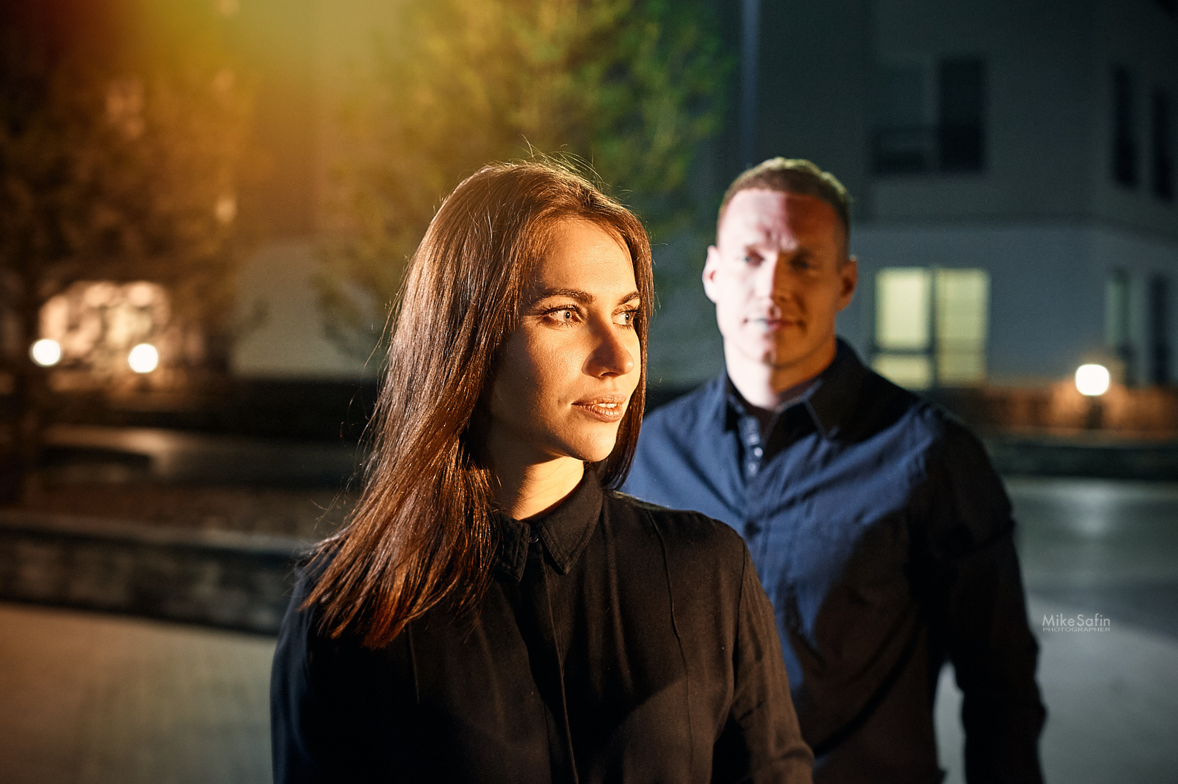 Городское лавстори вечером под фонарями