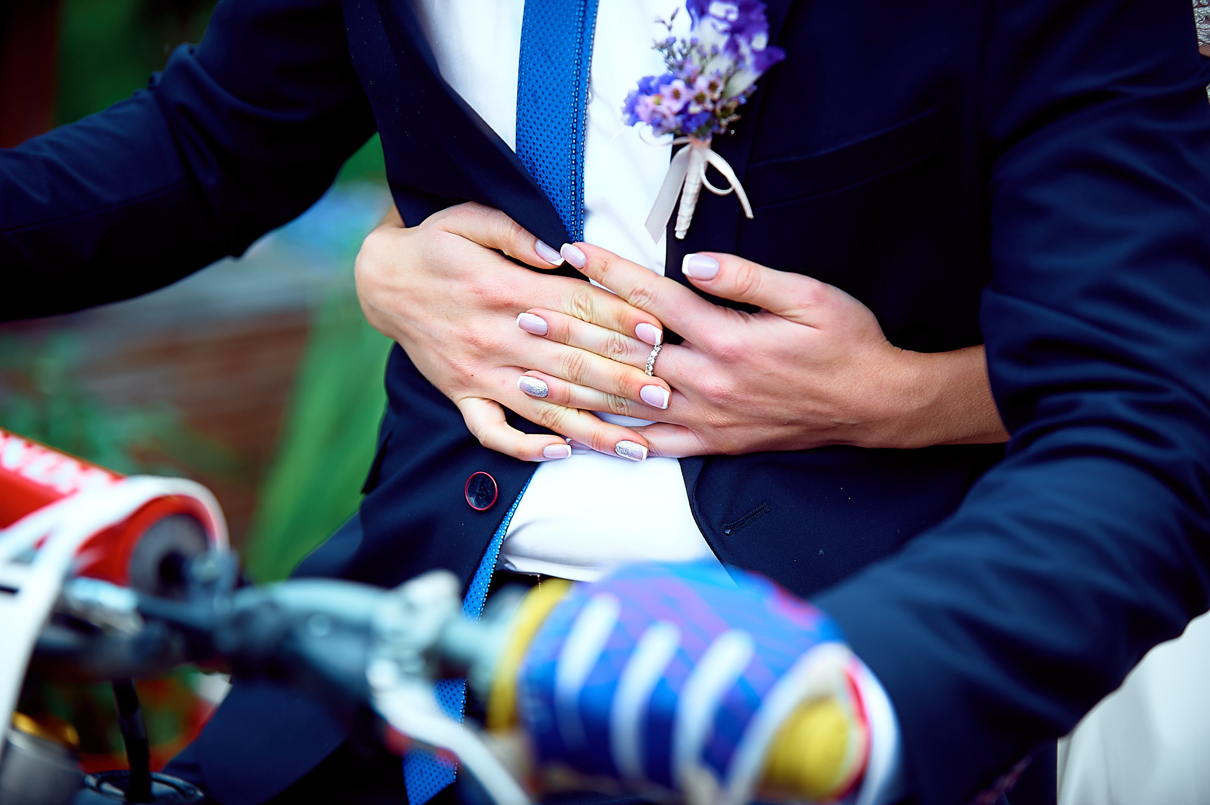 Свадебные фото у озера на природе Сургут