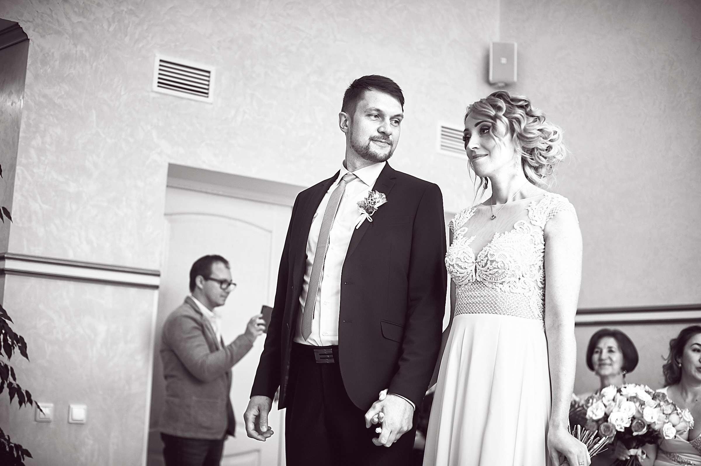 Свадебные фото у озера на природе Сургут