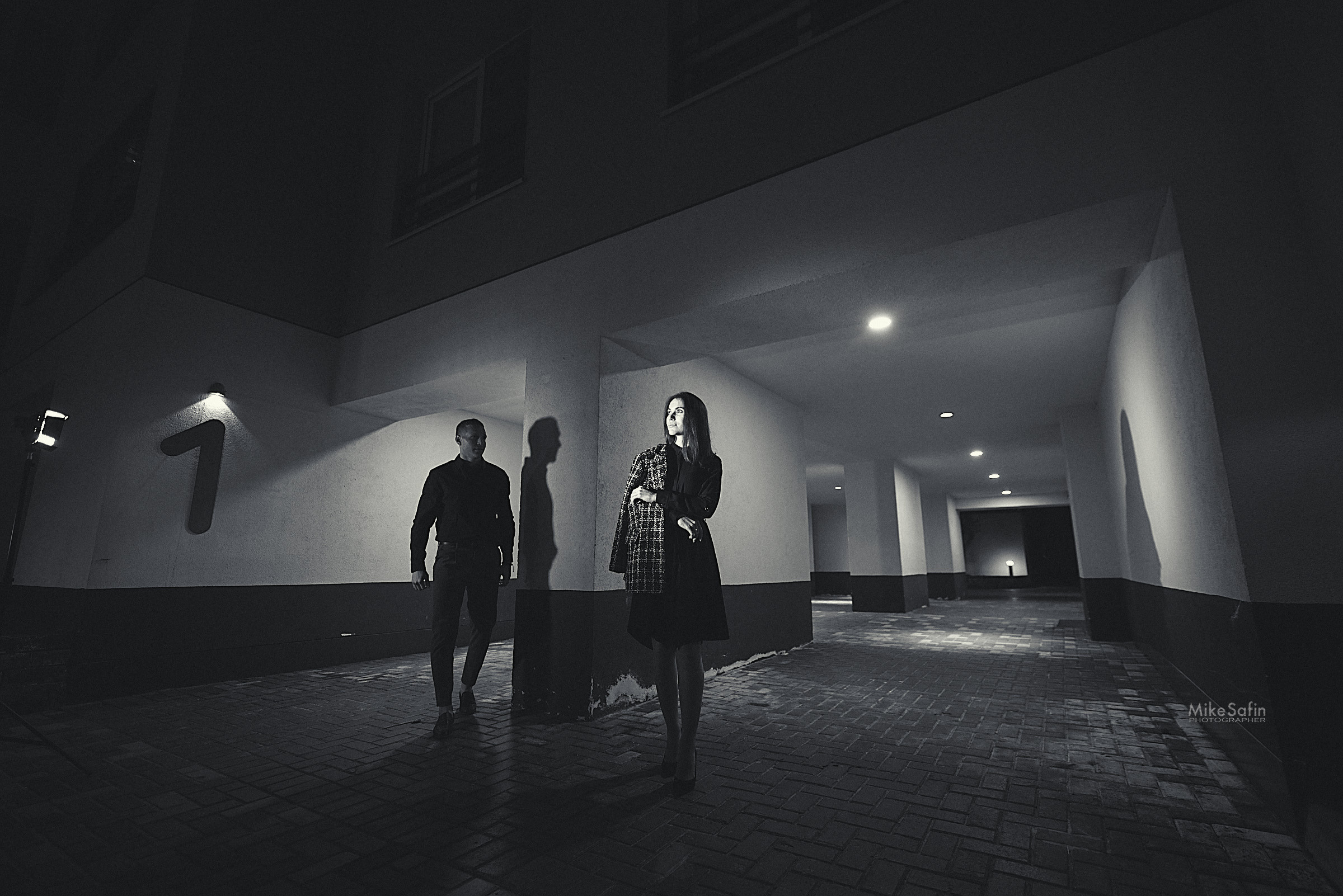 Городское лавстори вечером под фонарями