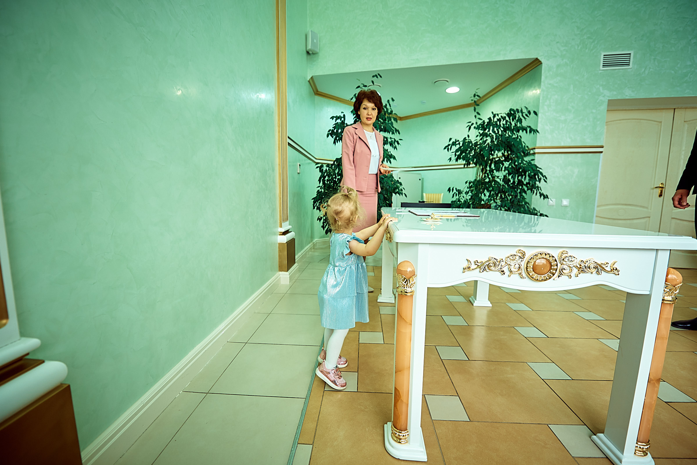 Свадебные фото у озера на природе Сургут