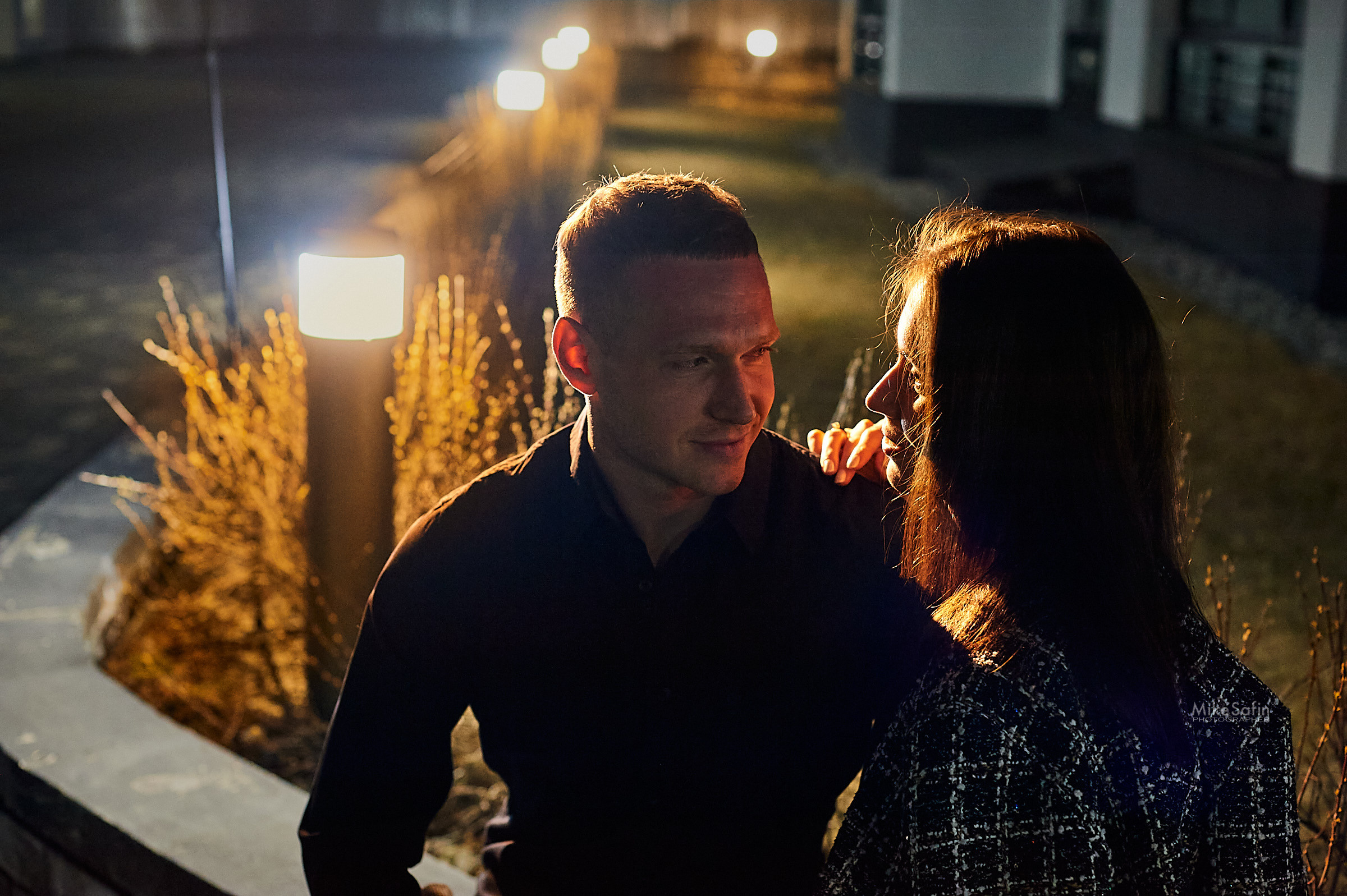 Городское лавстори вечером под фонарями