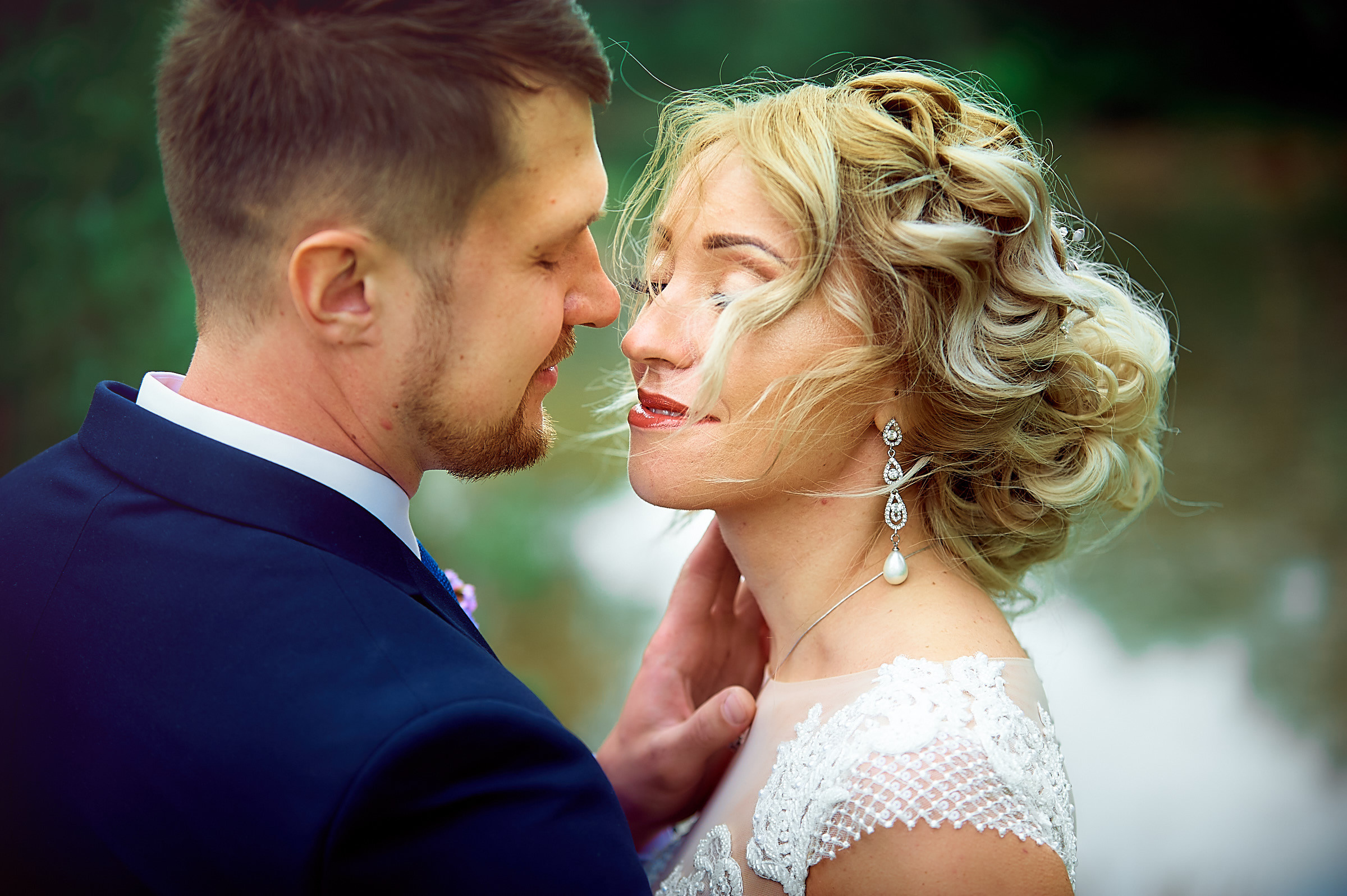 Свадебные фото у озера на природе Сургут