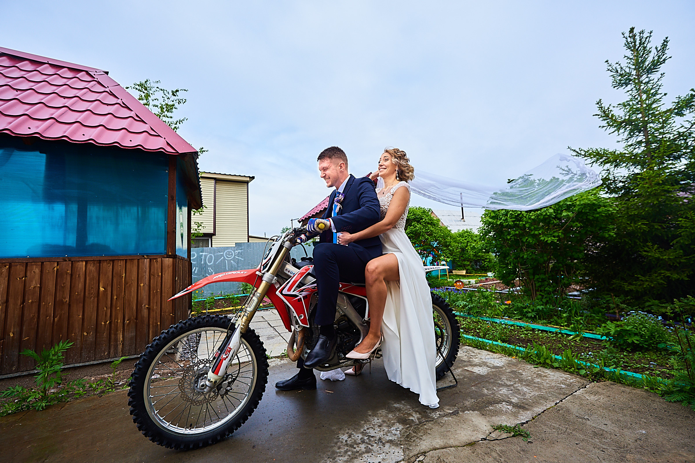 Свадебные фото у озера на природе Сургут