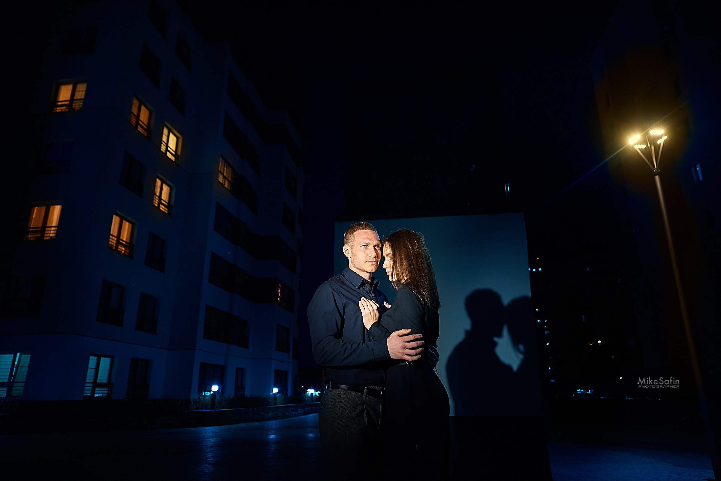 Городское лавстори вечером под фонарями