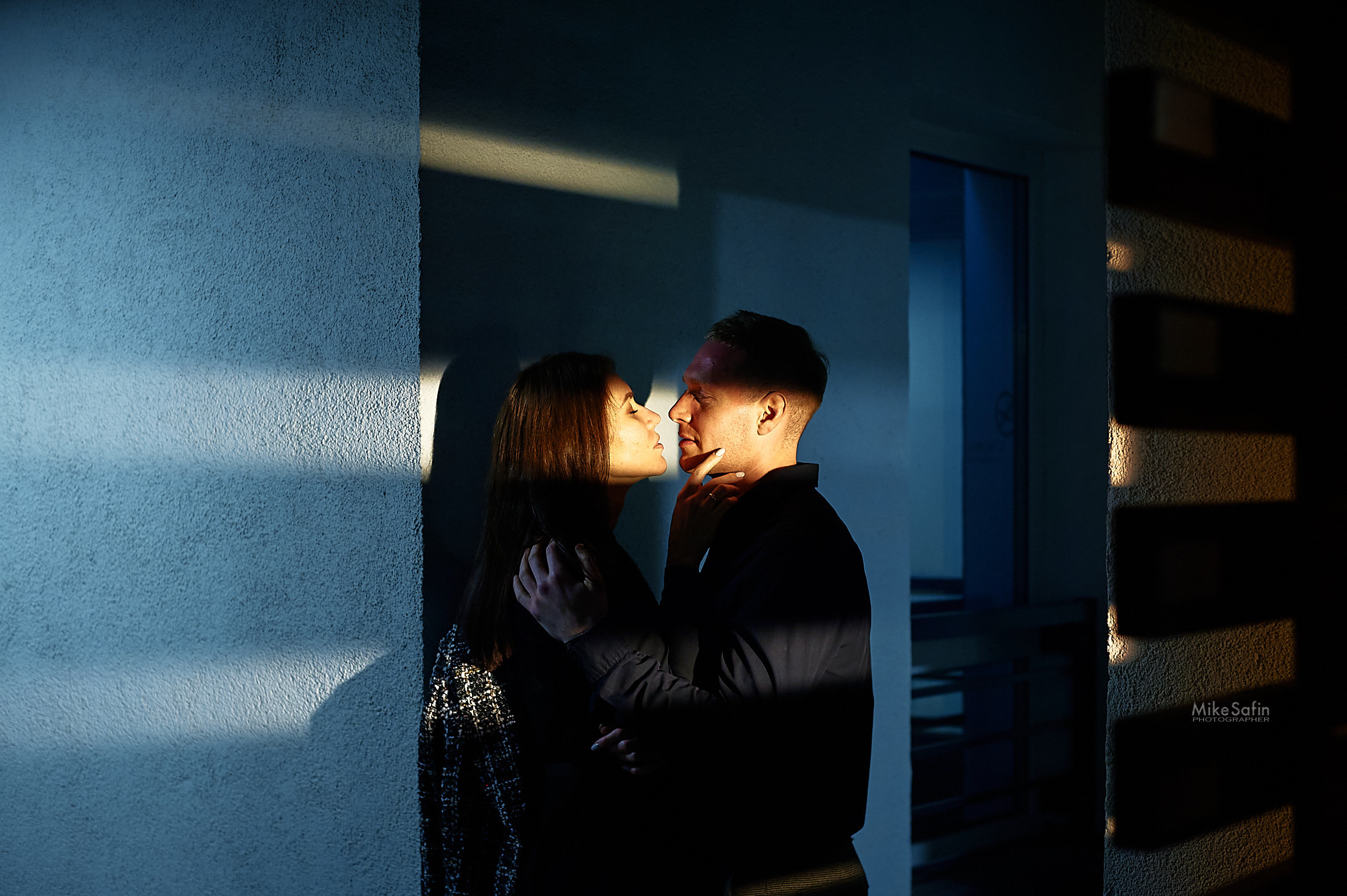 Городское лавстори вечером под фонарями