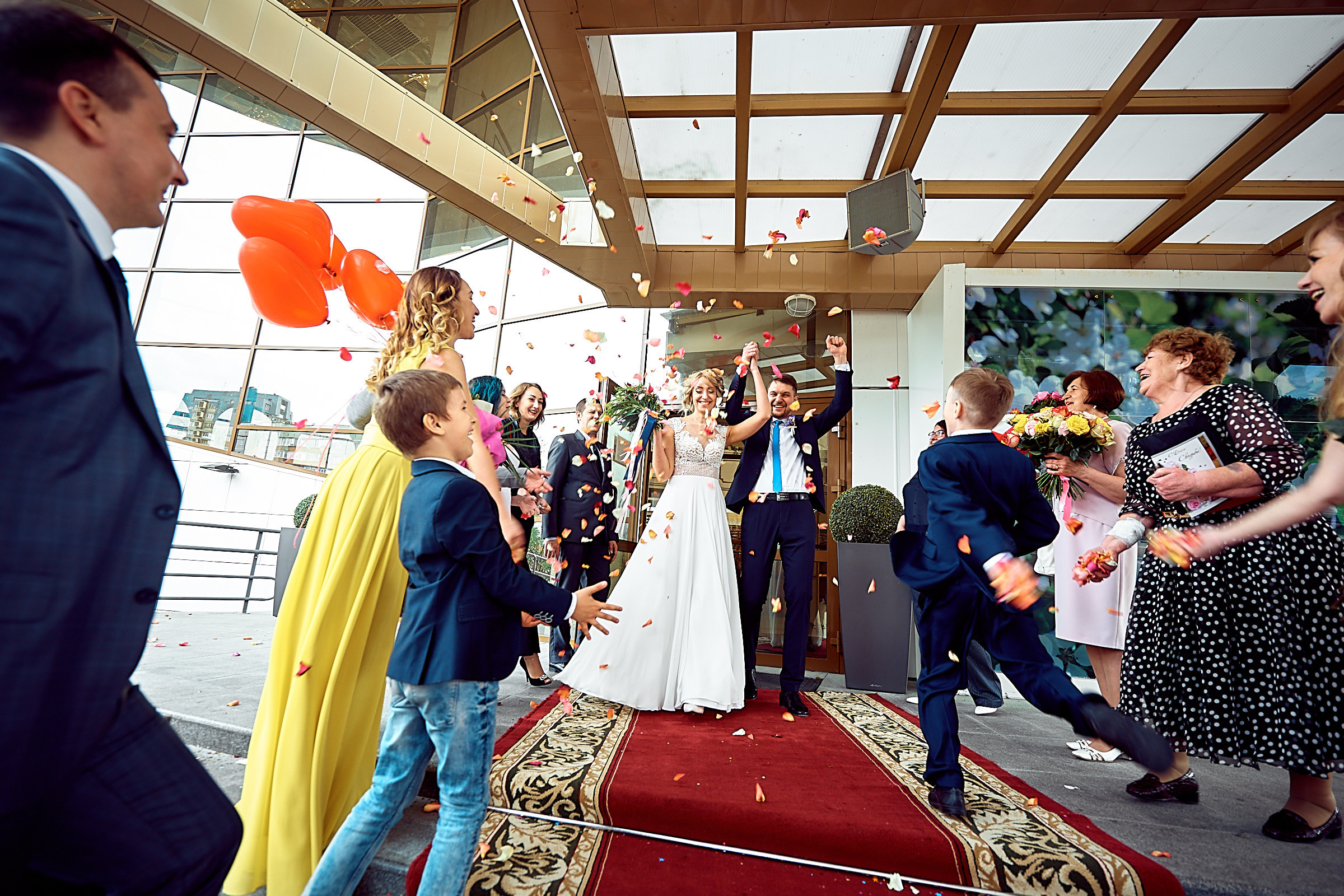 Свадебные фото у озера на природе Сургут