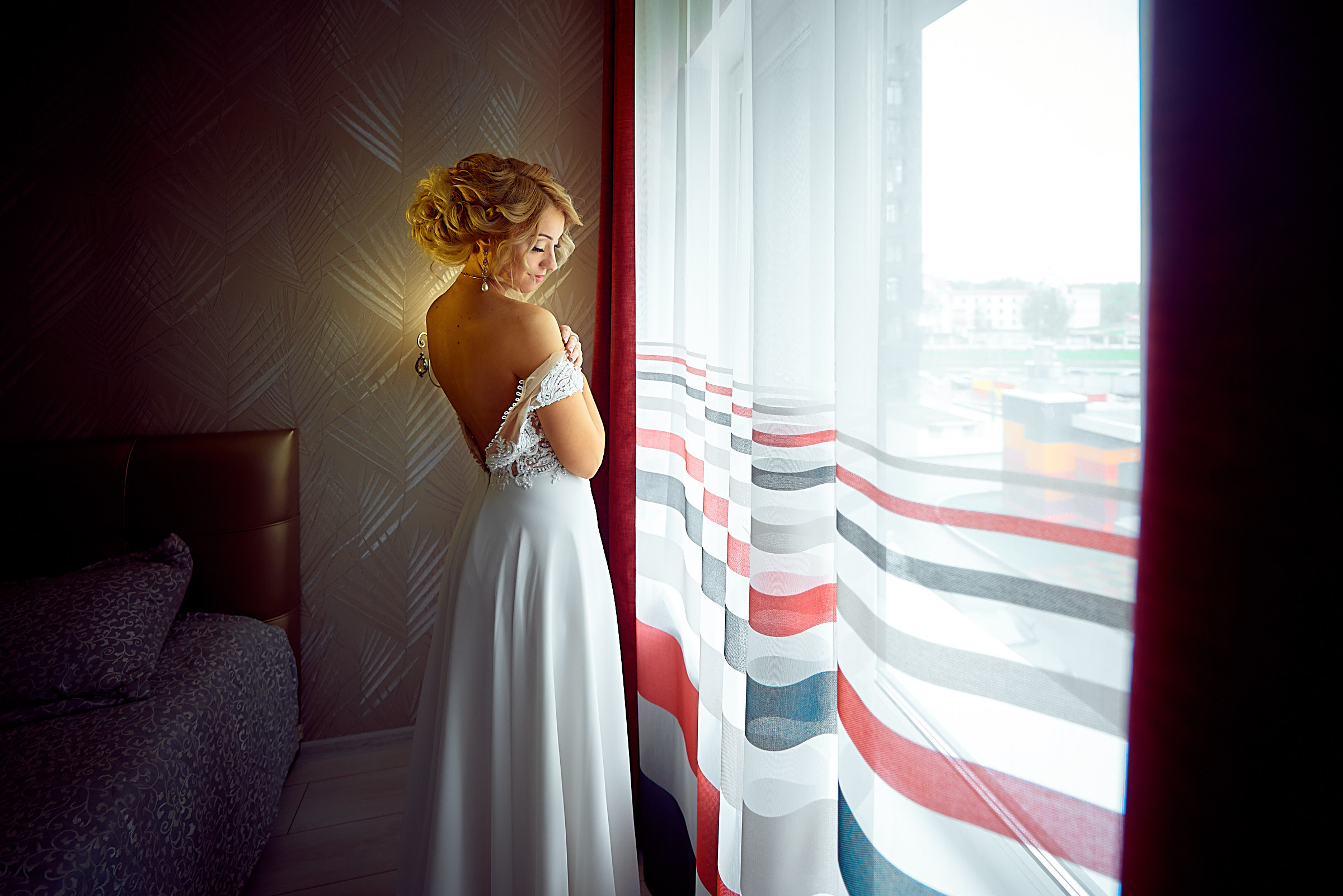 Свадебные фото у озера на природе Сургут