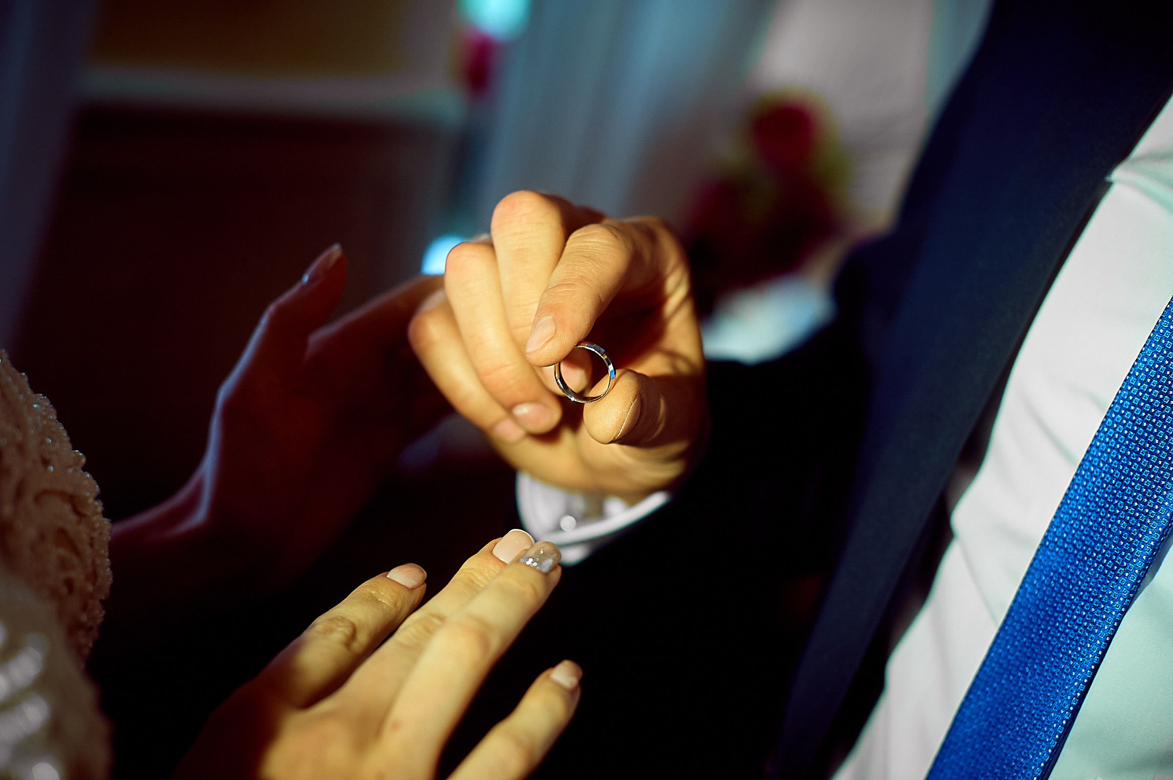 Свадебные фото у озера на природе Сургут